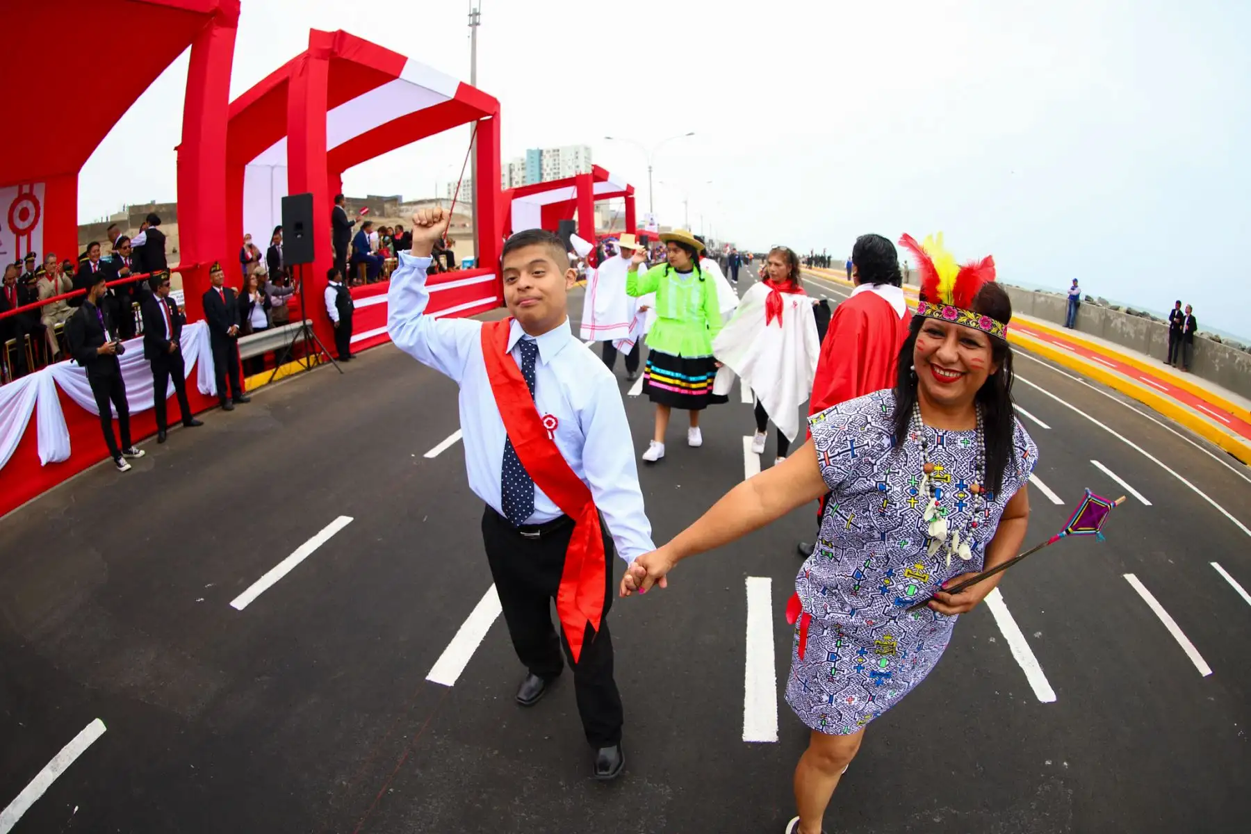 El desfile contó con la participación de escolares pertenecientes a 29 instituciones educativas de todo el Callao, batallones del Ejército, Marina, Fuerza Aérea del Perú, Cuerpo General de Bomberos Voluntarios, así como juntas vecinales y representantes organizados de la sociedad civil. 
Foto: ANDINA / Gore Callao