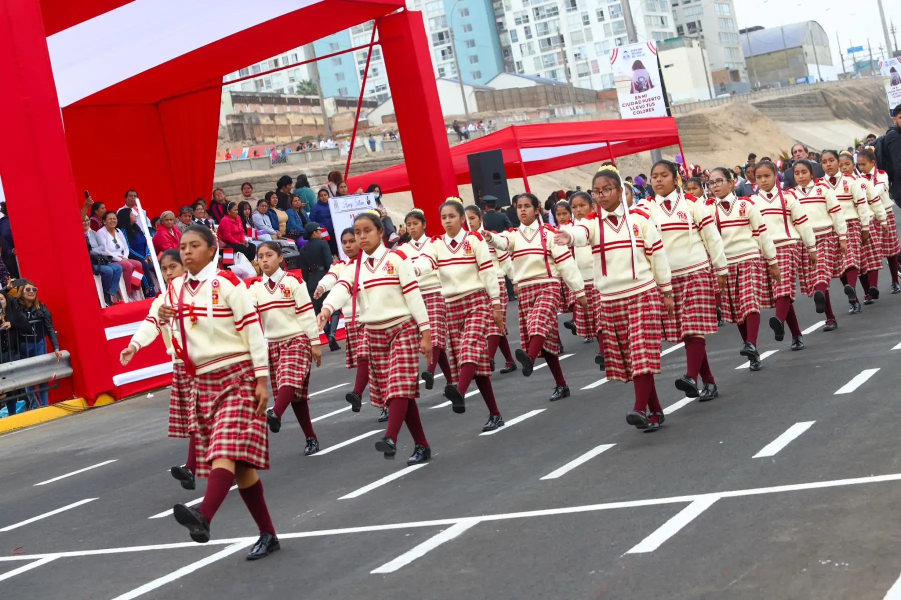 El desfile contó con la participación de escolares pertenecientes a 29 instituciones educativas de todo el Callao, batallones del Ejército, Marina, Fuerza Aérea del Perú, Cuerpo General de Bomberos Voluntarios, así como juntas vecinales y representantes organizados de la sociedad civil. 
Foto: ANDINA / Gore Callao