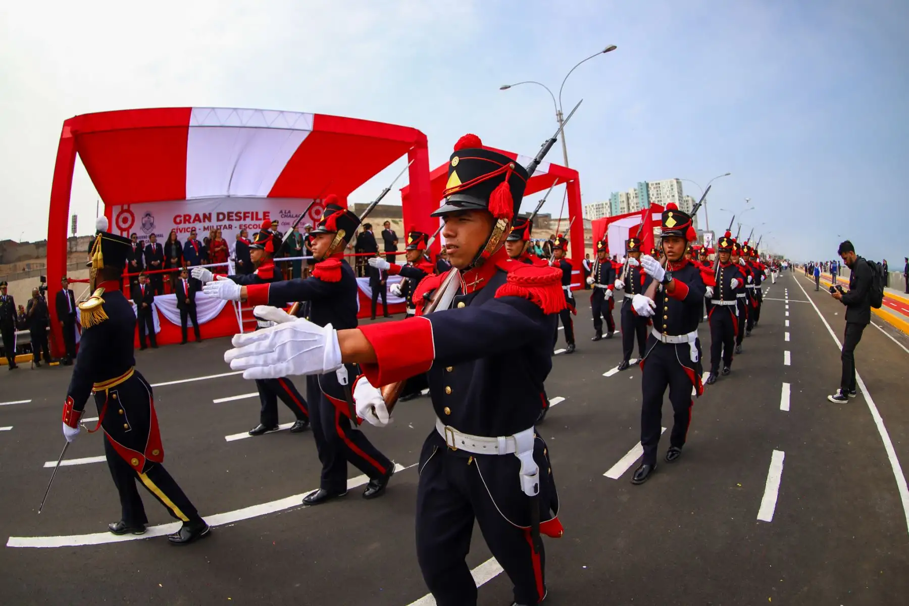 La ceremonia, presidida por el gobernador del Callao, Ciro Castillo Rojo y con la presencia de autoridades militares, civiles y del obispado del Callao, congregó a más de 3 mil personas que desfilaron desde las 11 de la mañana hasta pasadas las 2 de la tarde.
Foto: ANDINA / Gore Callao