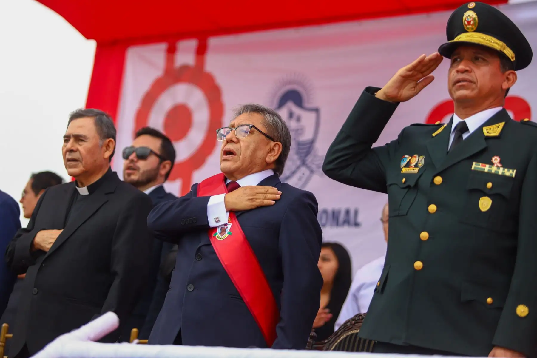 La ceremonia, presidida por el gobernador del Callao, Ciro Castillo Rojo y con la presencia de autoridades militares, civiles y del obispado del Callao, congregó a más de 3 mil personas que desfilaron desde las 11 de la mañana hasta pasadas las 2 de la tarde.
Foto: ANDINA / Gore Callao