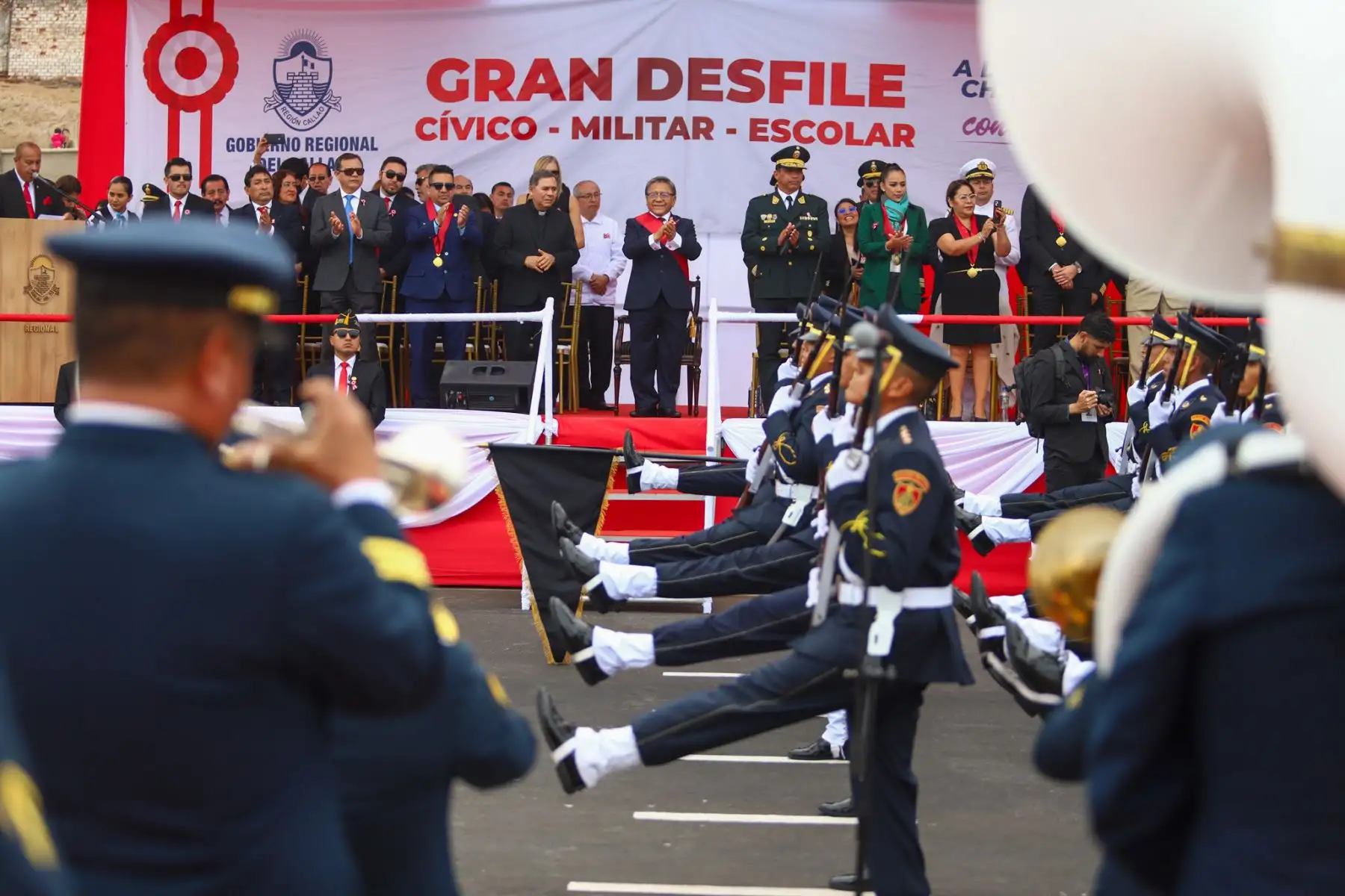 La ceremonia, presidida por el gobernador del Callao, Ciro Castillo Rojo y con la presencia de autoridades militares, civiles y del obispado del Callao, congregó a más de 3 mil personas que desfilaron desde las 11 de la mañana hasta pasadas las 2 de la tarde.
Foto: ANDINA / Gore Callao