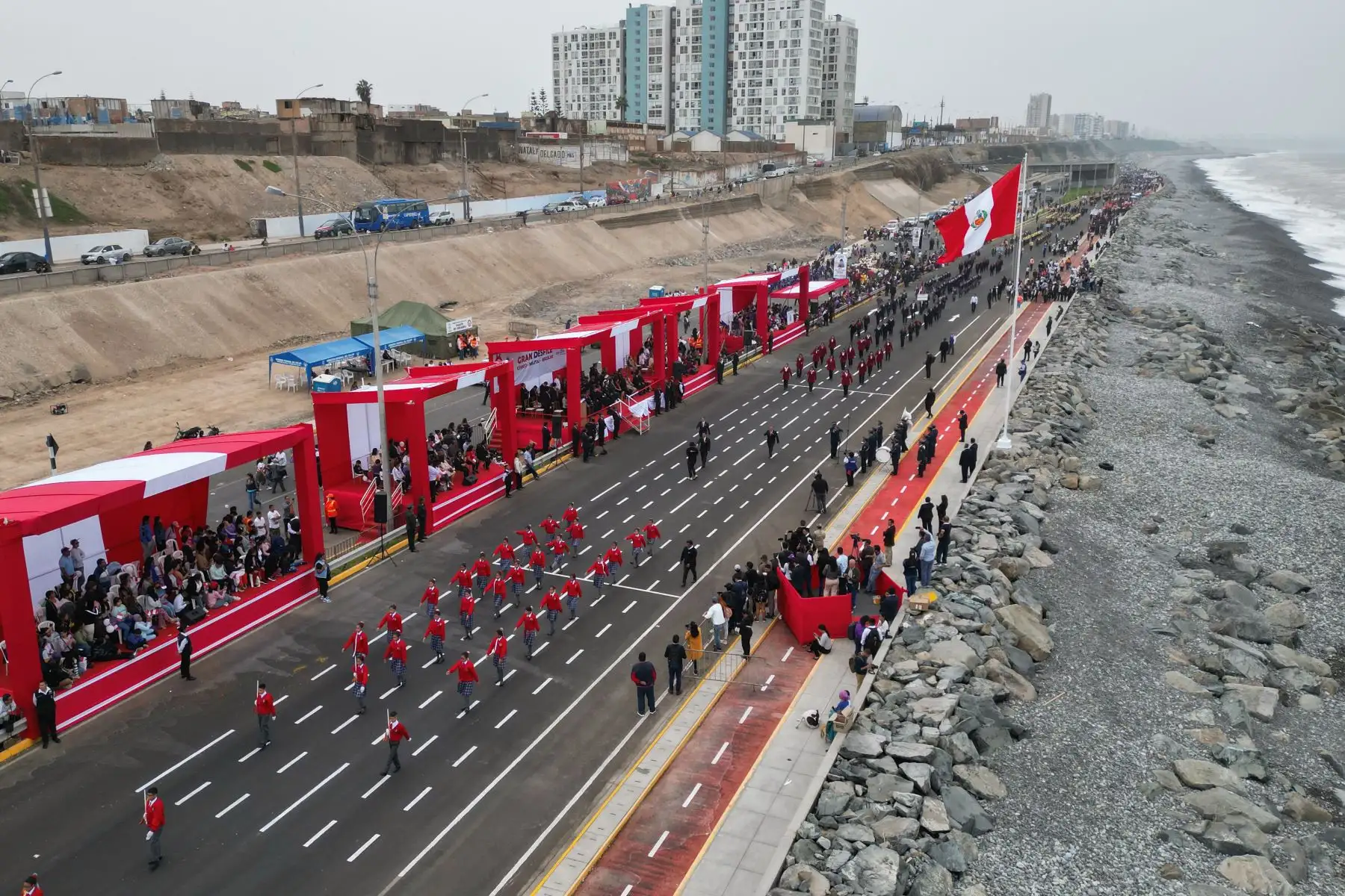 El último sábado se desarrolló el gran desfile cívico-escolar-militar del Callao con motivo del 202 aniversario de la independencia del Perú que, por primera vez en su historia, se realizó frente al mar.
Foto: ANDINA / Gore Callao