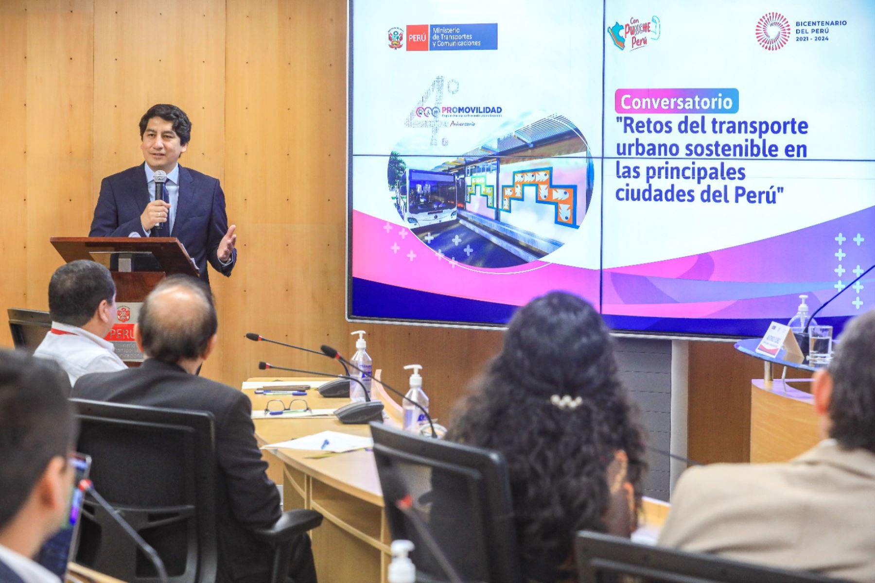 El viceministro de Transportes, Ismael Sutta, participó en el conversatorio “Retos del transporte urbano sostenible en las principales ciudades del país”. Foto: ANDINA/MTC