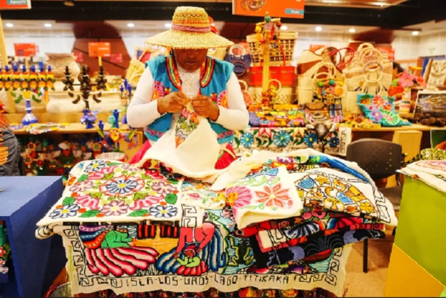 “Ruraq Maki, nuestra herencia hecha a mano”, en la que se presentan más de 150 colectivos de artistas y artesanos, estará abierta al público hasta el 30 de julio.