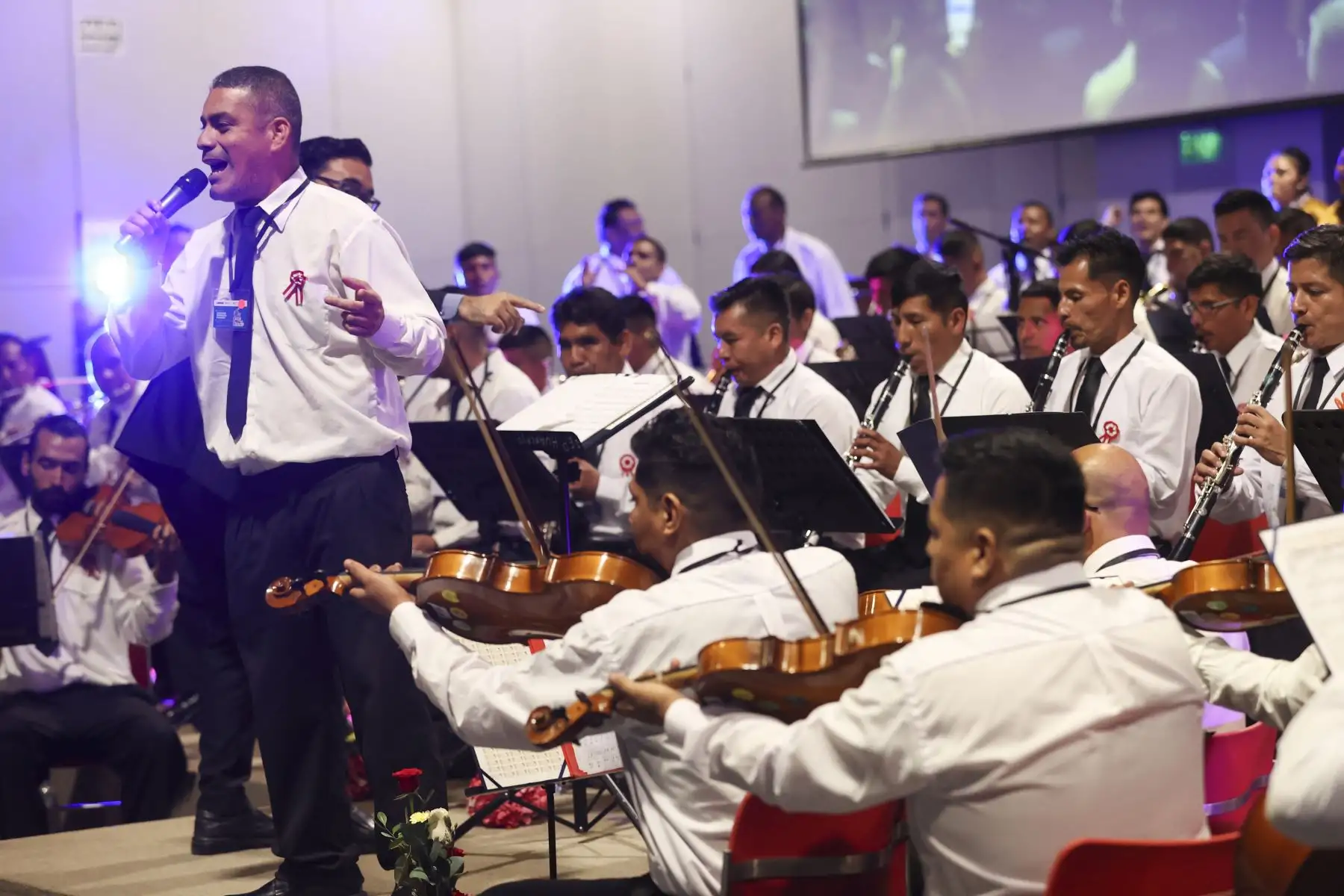 Esta orquesta incluye a internos músicos de los penales del Callao, Lurigancho y Huancayo; así como a coristas de los penales de Mujeres de Chorrillos, Anexo de Mujeres de Chorrillos y Miguel Castro Castro; quienes harán la demostración de un variado repertorio de nuestra música tradicional peruana. La actividad será liderada por el ministro de Justicia y Derechos Humanos, Daniel Maurate Romero. 
Foto: ANDINA / Presidencia Perú