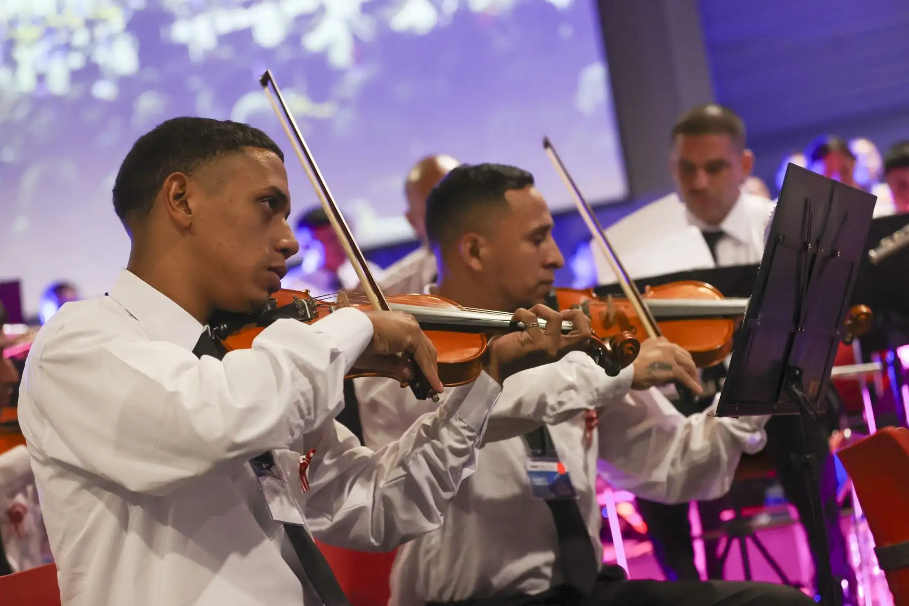 Esta orquesta incluye a internos músicos de los penales del Callao, Lurigancho y Huancayo; así como a coristas de los penales de Mujeres de Chorrillos, Anexo de Mujeres de Chorrillos y Miguel Castro Castro; quienes harán la demostración de un variado repertorio de nuestra música tradicional peruana. La actividad será liderada por el ministro de Justicia y Derechos Humanos, Daniel Maurate Romero. 
Foto: ANDINA / Presidencia Perú