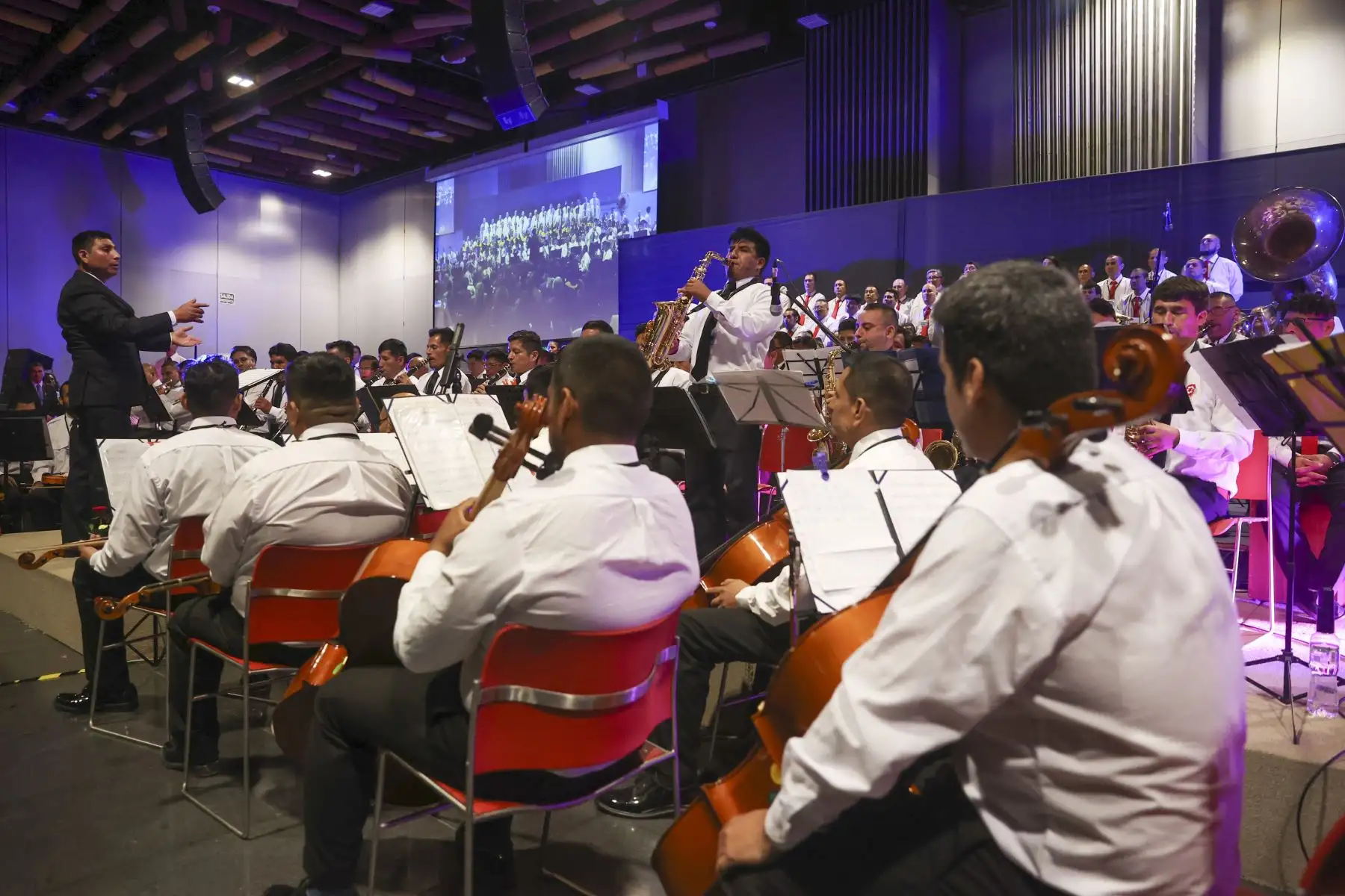 Esta orquesta incluye a internos músicos de los penales del Callao, Lurigancho y Huancayo; así como a coristas de los penales de Mujeres de Chorrillos, Anexo de Mujeres de Chorrillos y Miguel Castro Castro; quienes harán la demostración de un variado repertorio de nuestra música tradicional peruana. La actividad será liderada por el ministro de Justicia y Derechos Humanos, Daniel Maurate Romero. 
Foto: ANDINA / Presidencia Perú