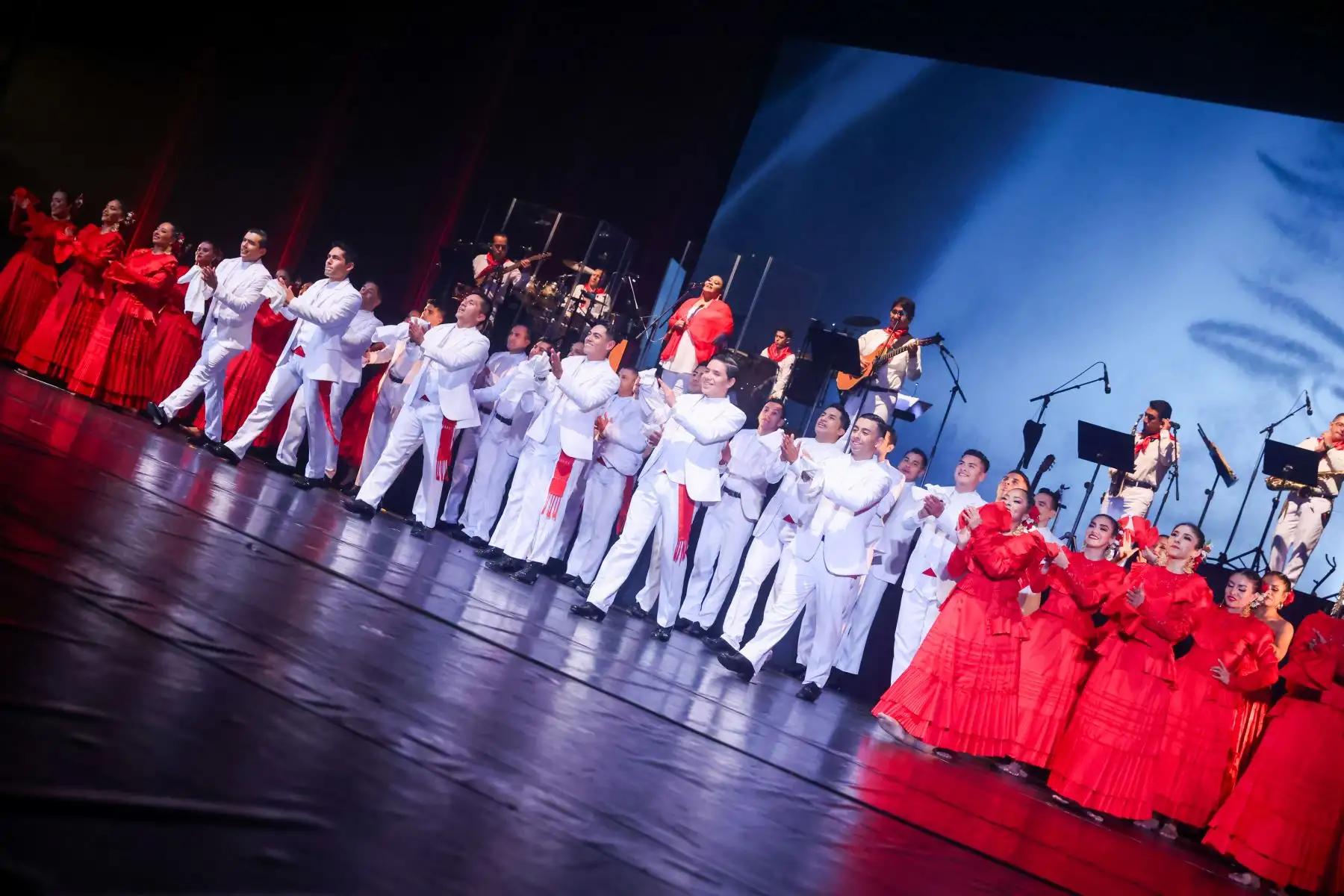 En el marco de las celebraciones por el 202.° Aniversario de la Independencia del #Perú, la presidenta Dina Ercilia Boluarte Zegarra asiste a la presentación “Retablo de Fiestas Patrias” del Ballet Folclórico Nacional del Perú.
Foto: ANDINA/Presidencia Perú