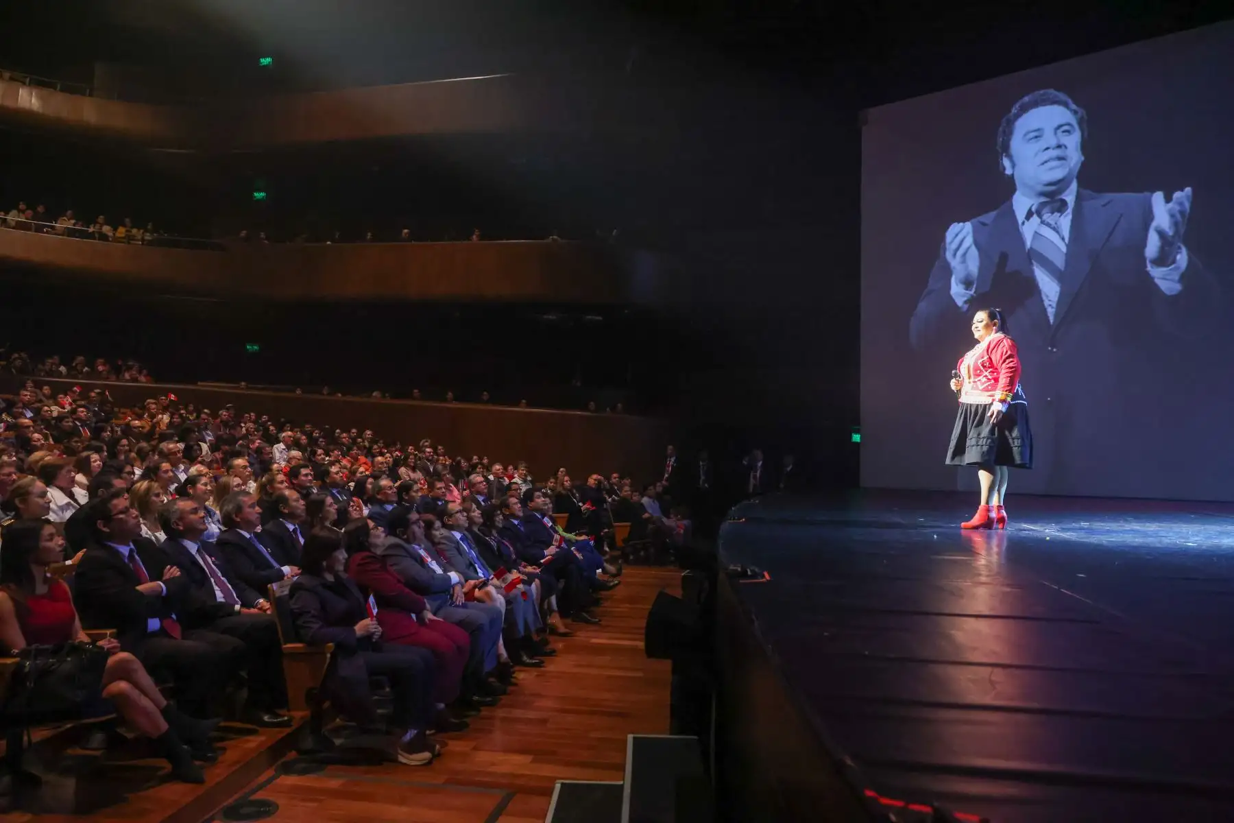 En el marco de las celebraciones por el 202.° Aniversario de la Independencia del #Perú, la presidenta Dina Ercilia Boluarte Zegarra asiste a la presentación “Retablo de Fiestas Patrias” del Ballet Folclórico Nacional del Perú.
Foto: ANDINA/Presidencia Perú