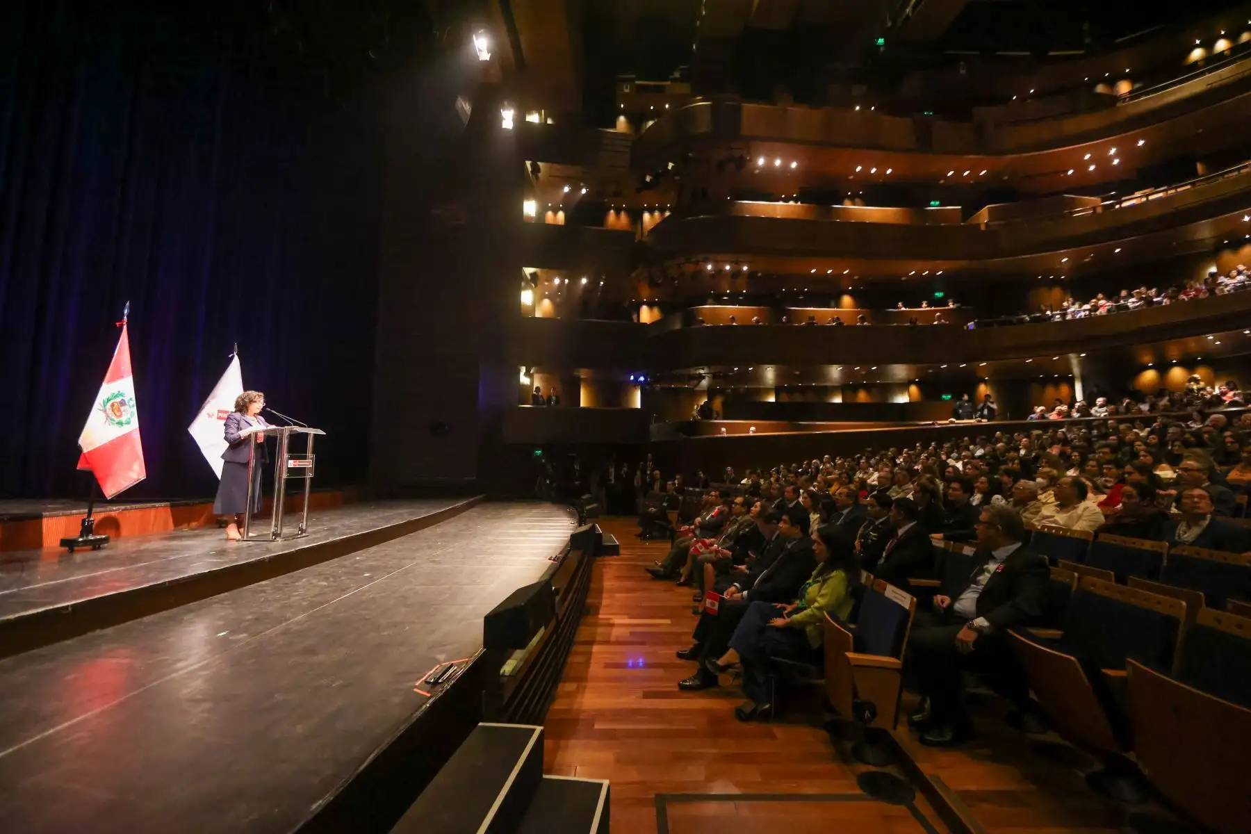 En el marco de las celebraciones por el 202.° Aniversario de la Independencia del #Perú, la presidenta Dina Ercilia Boluarte Zegarra asiste a la presentación “Retablo de Fiestas Patrias” del Ballet Folclórico Nacional del Perú.
Foto: ANDINA/Presidencia Perú