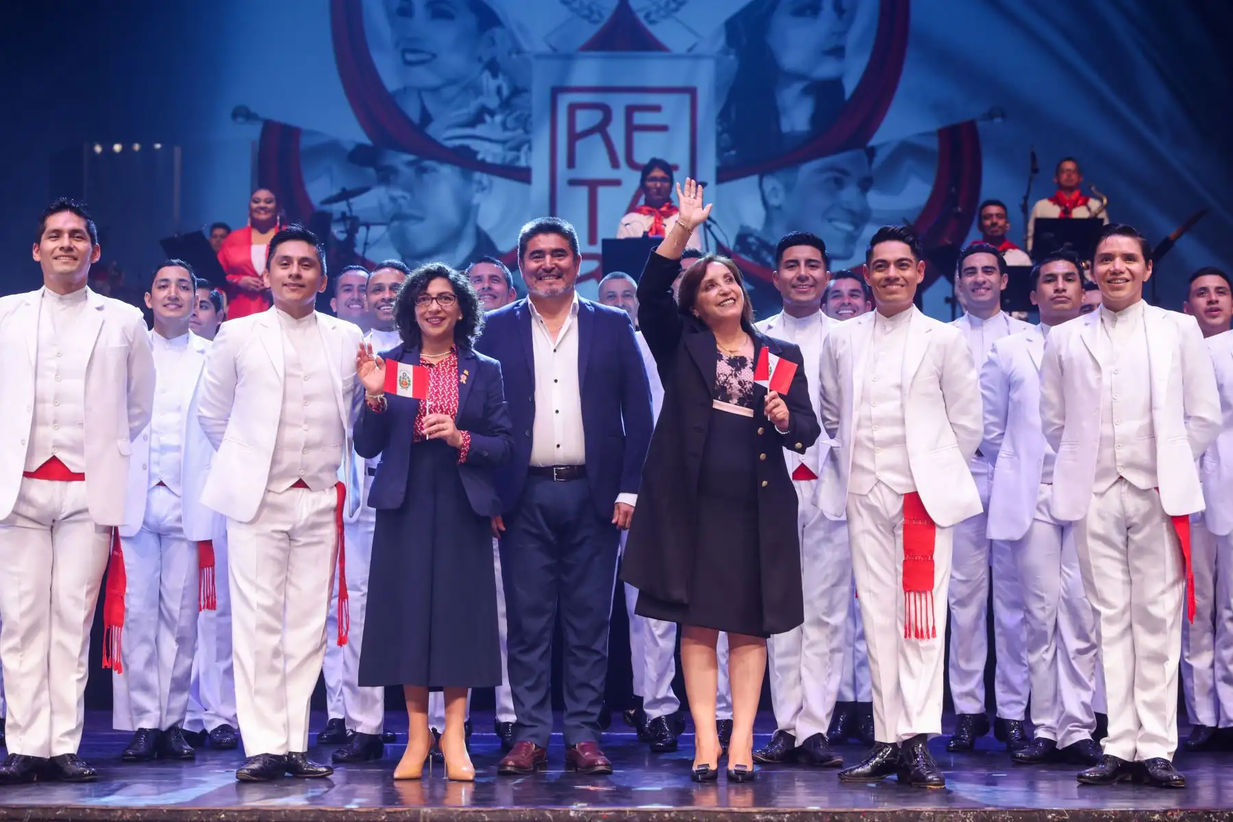 En el marco de las celebraciones por el 202.° Aniversario de la Independencia del #Perú, la presidenta Dina Ercilia Boluarte Zegarra asiste a la presentación “Retablo de Fiestas Patrias” del Ballet Folclórico Nacional del Perú.
Foto: ANDINA/Presidencia Perú