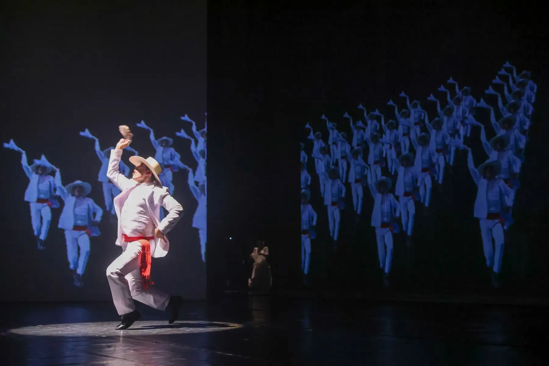 En el marco de las celebraciones por el 202.° Aniversario de la Independencia del #Perú, la presidenta Dina Ercilia Boluarte Zegarra asiste a la presentación “Retablo de Fiestas Patrias” del Ballet Folclórico Nacional del Perú.
Foto: ANDINA/Presidencia Perú