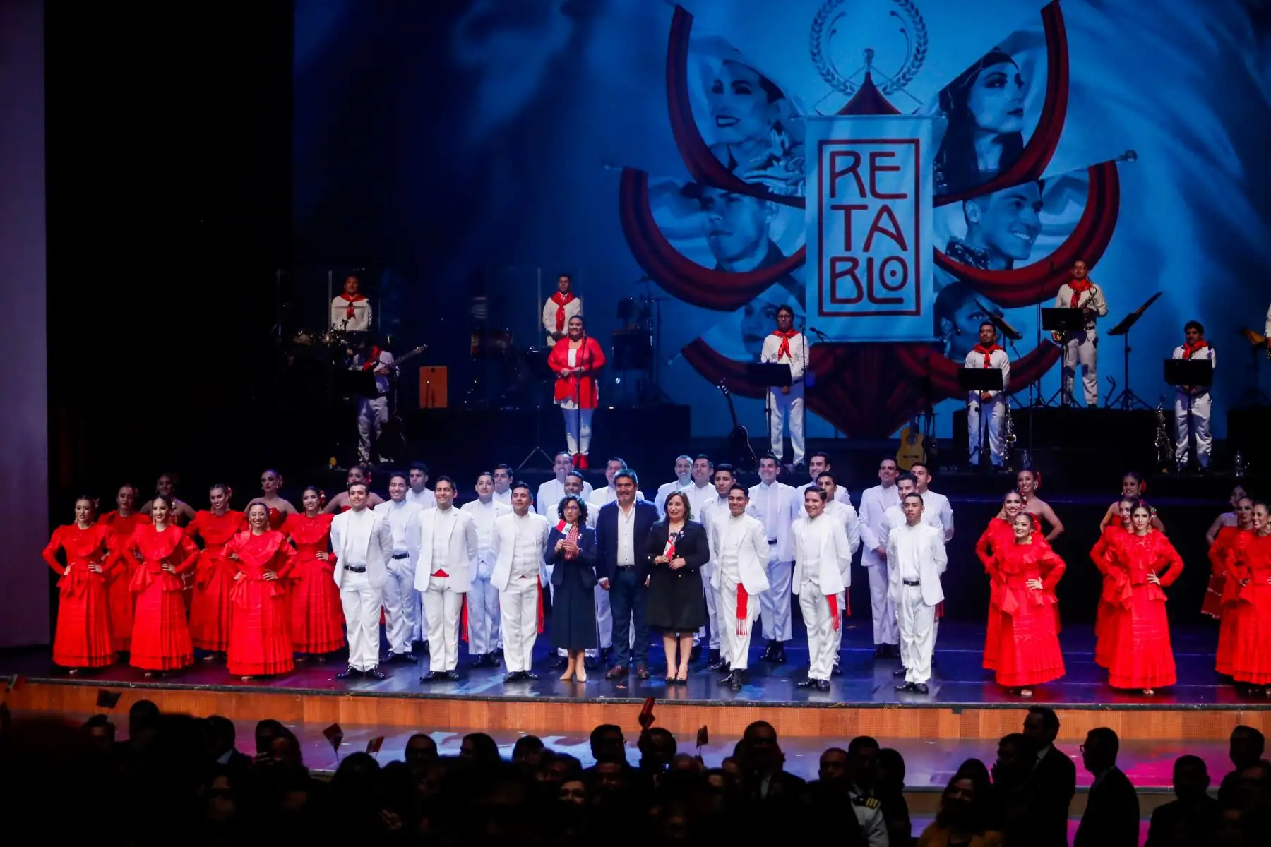 En el marco de las celebraciones por el 202.° Aniversario de la Independencia del #Perú, la presidenta Dina Ercilia Boluarte Zegarra asiste a la presentación “Retablo de Fiestas Patrias” del Ballet Folclórico Nacional del Perú.
Foto: ANDINA/Presidencia Perú