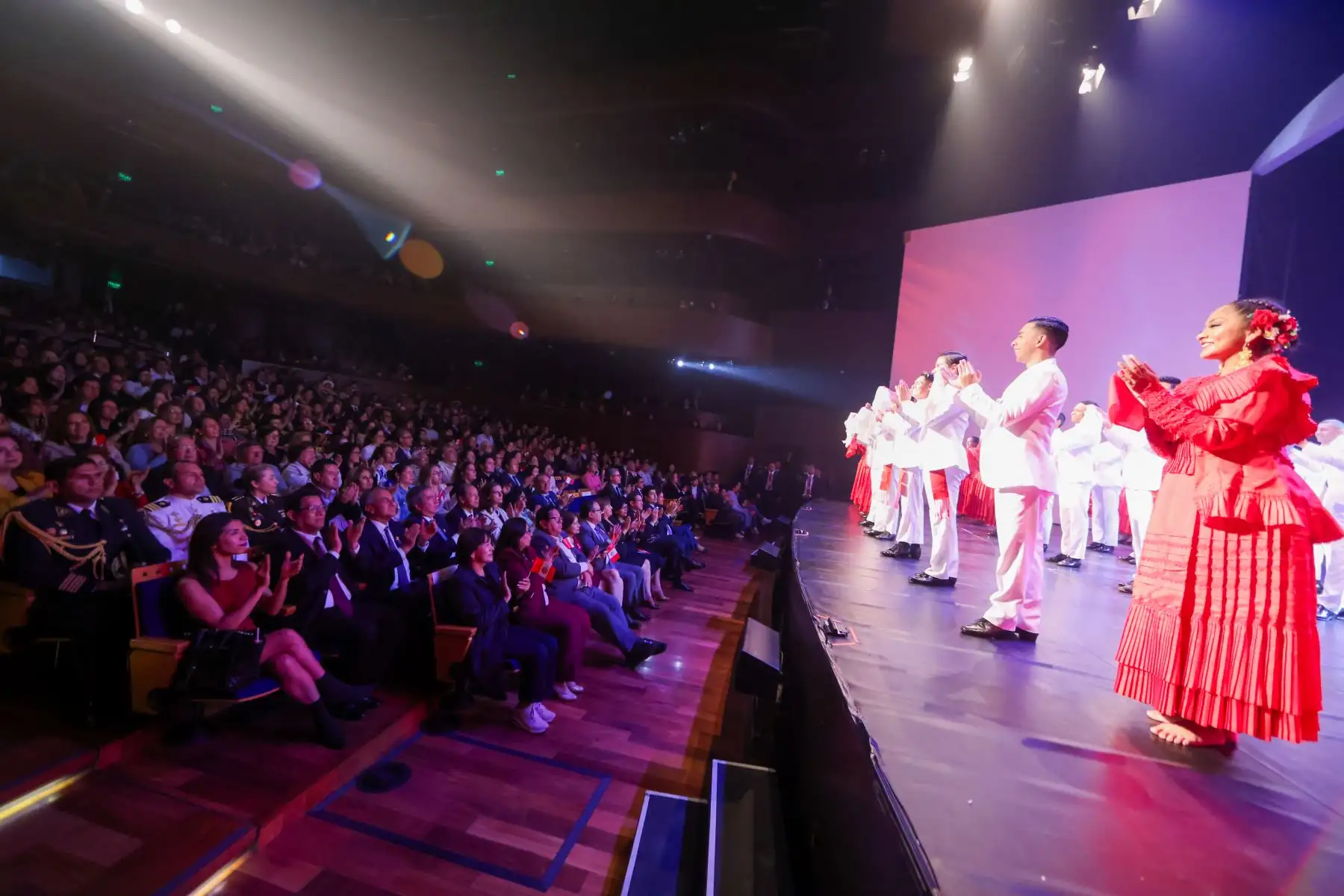 En el marco de las celebraciones por el 202.° Aniversario de la Independencia del #Perú, la presidenta Dina Ercilia Boluarte Zegarra asiste a la presentación “Retablo de Fiestas Patrias” del Ballet Folclórico Nacional del Perú.
Foto: ANDINA/Presidencia Perú
