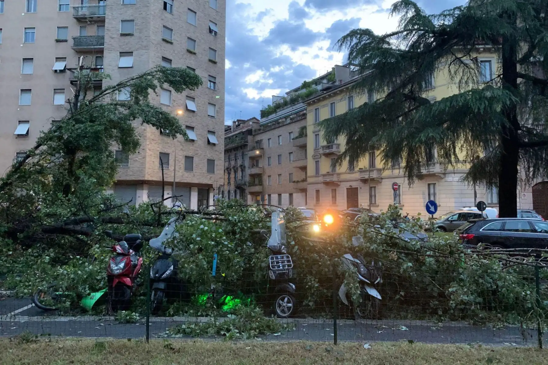 Secuelas de una tormenta acompañada de continuas descargas de rayos y ráfagas repentinas de viento, en Milán, Italia. Foto: EFE