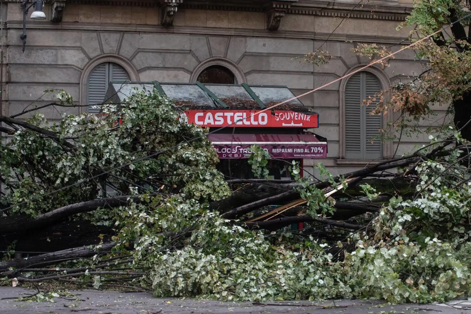 Una tormenta eléctrica muy violenta, acompañada de descargas continuas de rayos y ráfagas repentinas de viento, similares a ráfagas, golpeó Milán y una buena parte de Brianza y el norte de Lombardía. Un fenómeno acompañado, en algunas zonas, también de granizadas. Foto: EFE