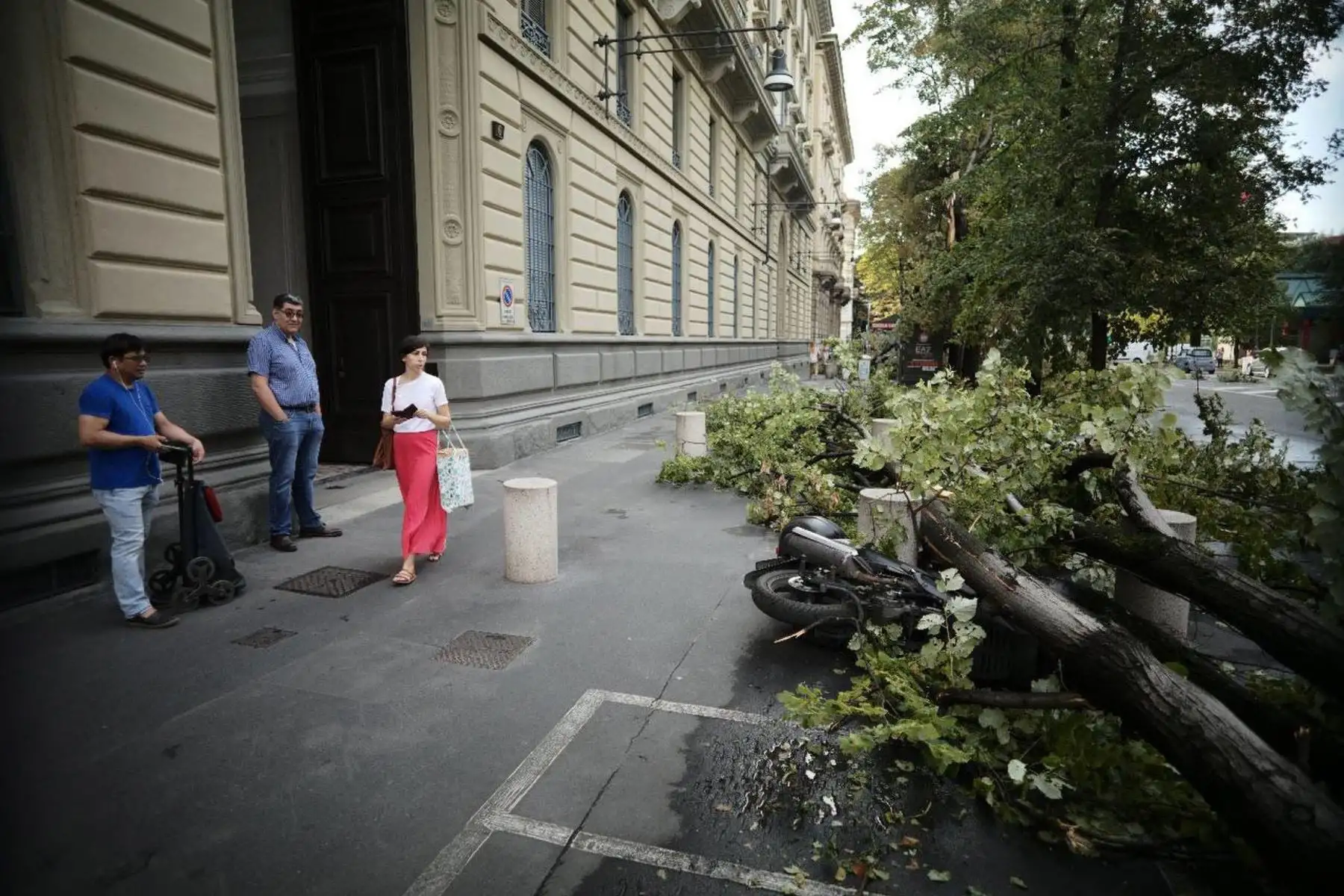 Una tormenta eléctrica muy violenta, acompañada de descargas continuas de rayos y ráfagas repentinas de viento, similares a ráfagas, golpeó Milán y una buena parte de Brianza y el norte de Lombardía. Un fenómeno acompañado, en algunas zonas, también de granizadas. Foto: EFE