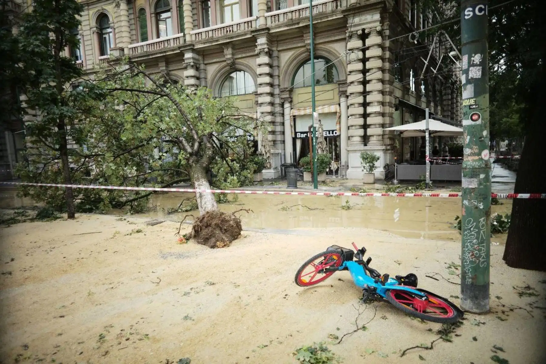 Una tormenta eléctrica muy violenta, acompañada de descargas continuas de rayos y ráfagas repentinas de viento, similares a ráfagas, golpeó Milán y una buena parte de Brianza y el norte de Lombardía. Un fenómeno acompañado, en algunas zonas, también de granizadas. Foto: EFE