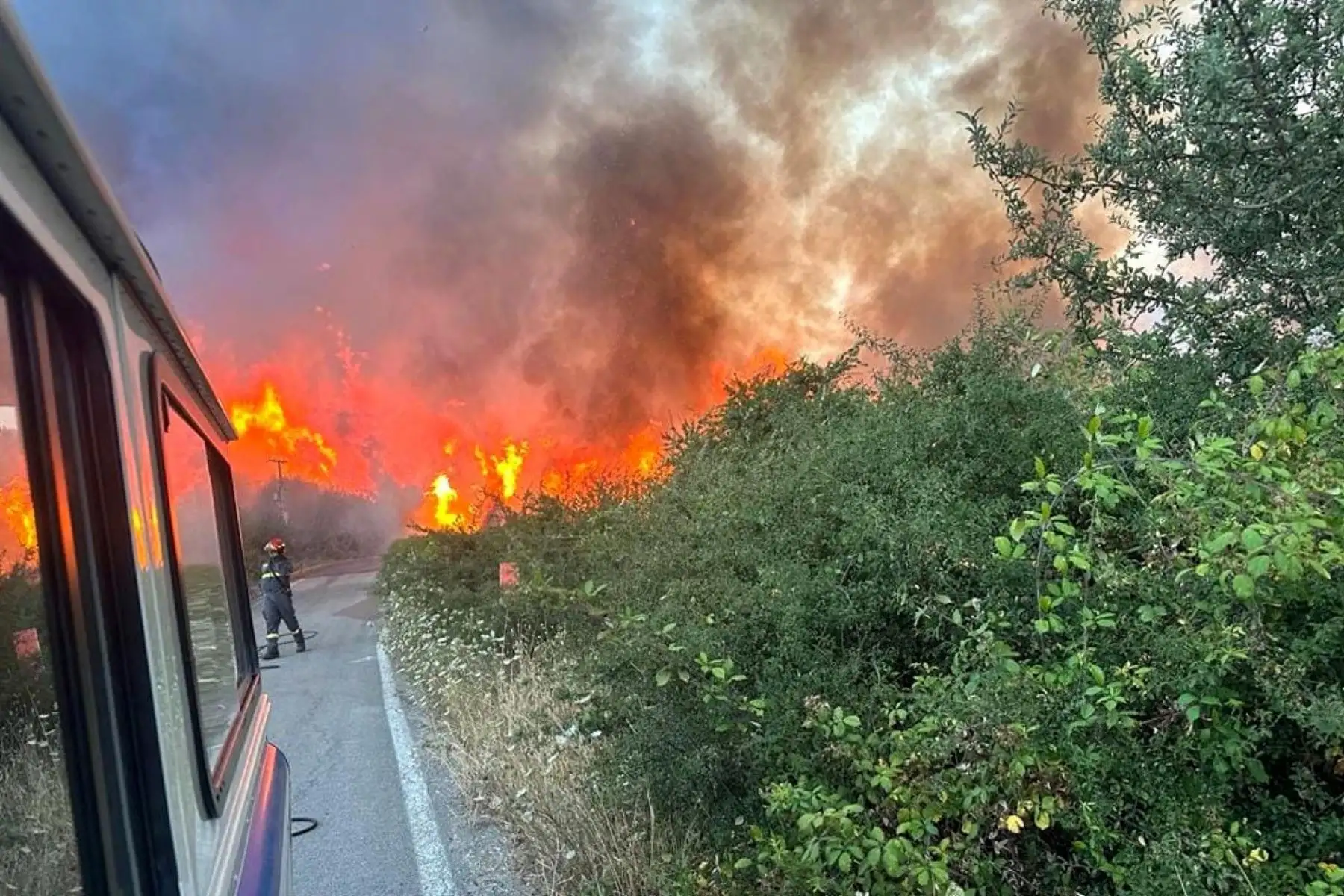 Un incendio forestal arde en la zona de Pianetti, entre Gratteri y Cefalu, en la provincia de Palermo, Italia. El aeropuerto de Palermo se cerró temporalmente al tráfico aéreo, después de que los incendios forestales en las colinas que rodean la ciudad siciliana llegaran al perímetro del aeropuerto. Foto: EFE