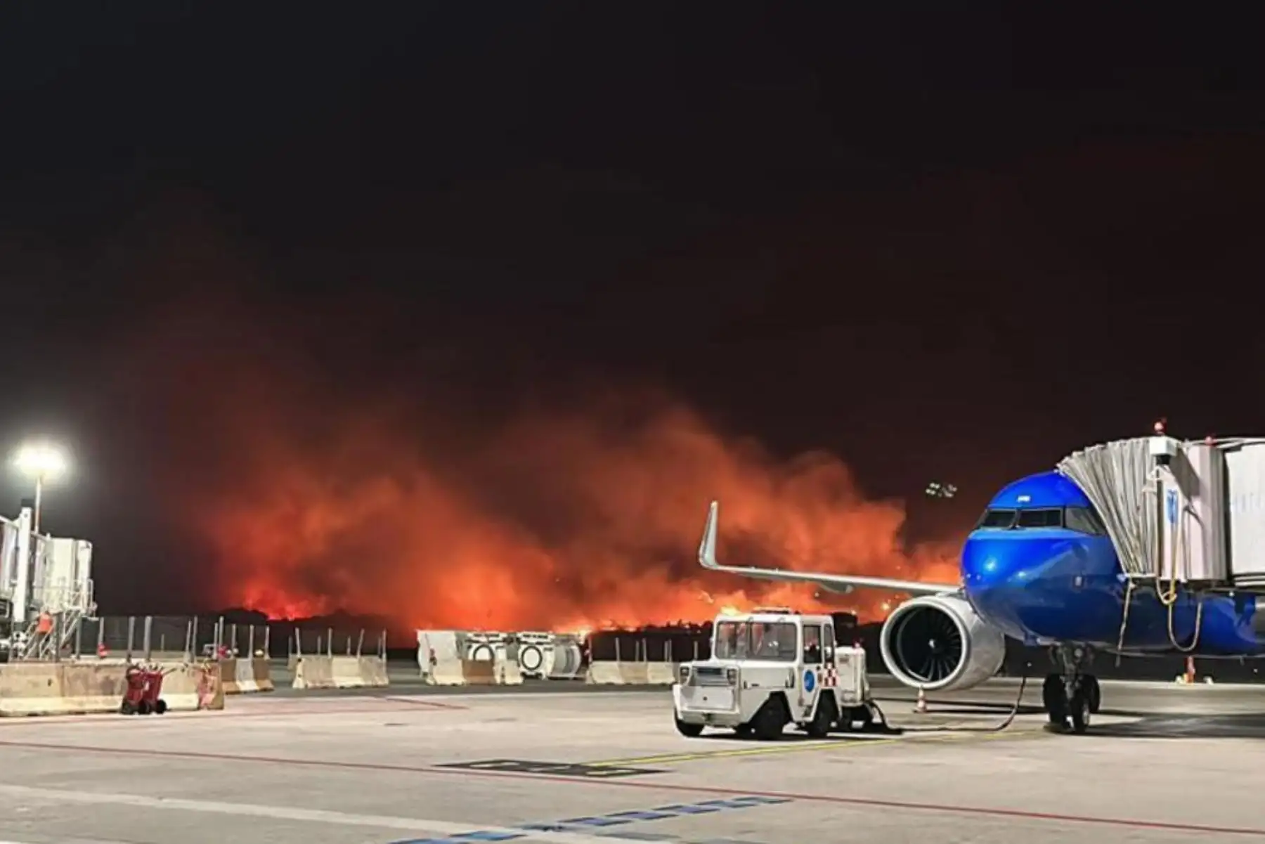 Las llamas se elevan mientras un fuerte incendio arde cerca del aeropuerto Falcone Borsellino en Palermo, Italia. El aeropuerto se cerró temporalmente al tráfico aéreo después de que los incendios forestales en las colinas alrededor de la ciudad siciliana alcanzaran el perímetro del aeropuerto. Foto: EFE