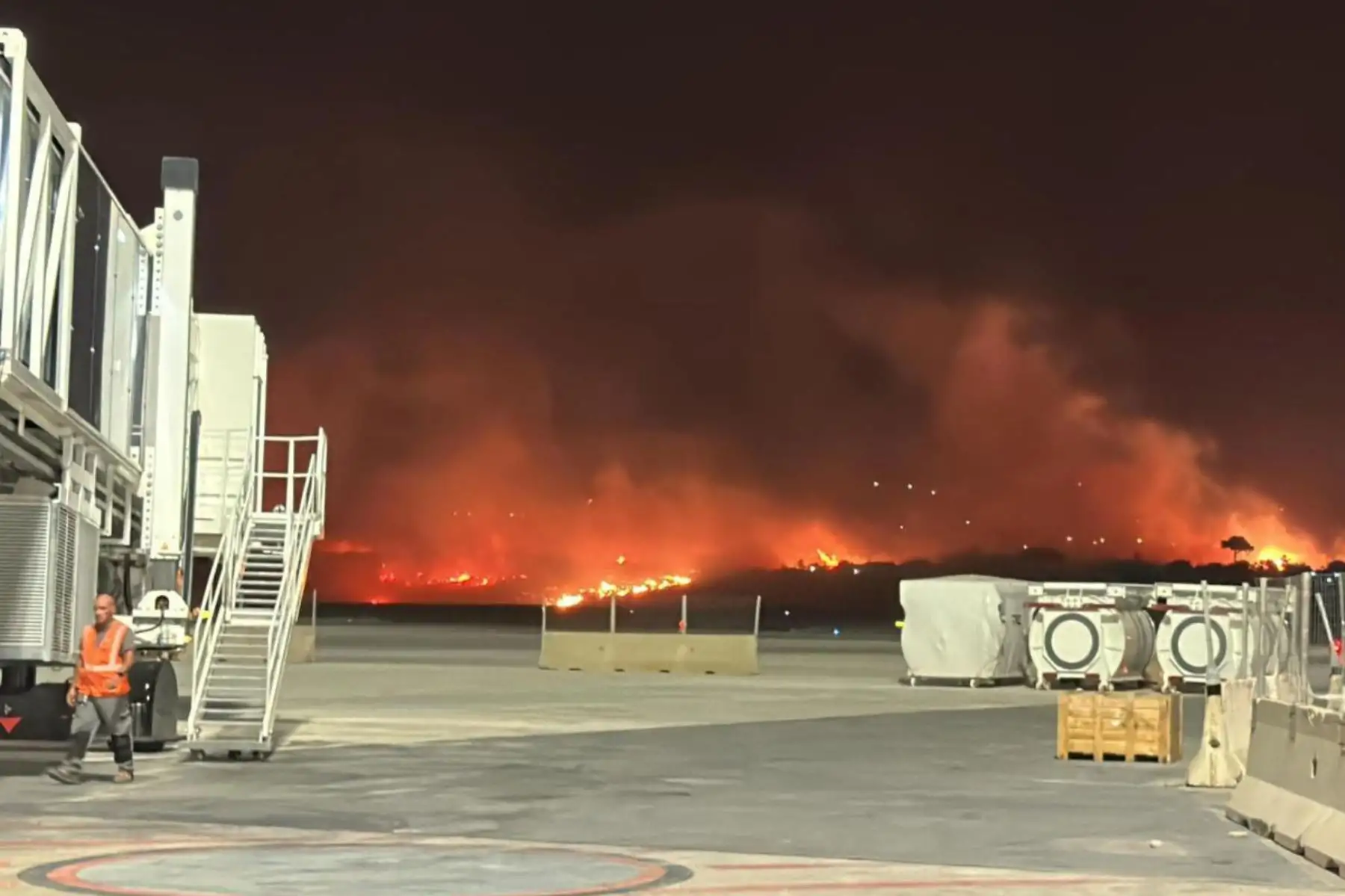 Las llamas se elevan mientras un fuerte incendio arde cerca del aeropuerto Falcone Borsellino en Palermo, Italia. El aeropuerto se cerró temporalmente al tráfico aéreo después de que los incendios forestales en las colinas alrededor de la ciudad siciliana alcanzaran el perímetro del aeropuerto. Foto: EFE