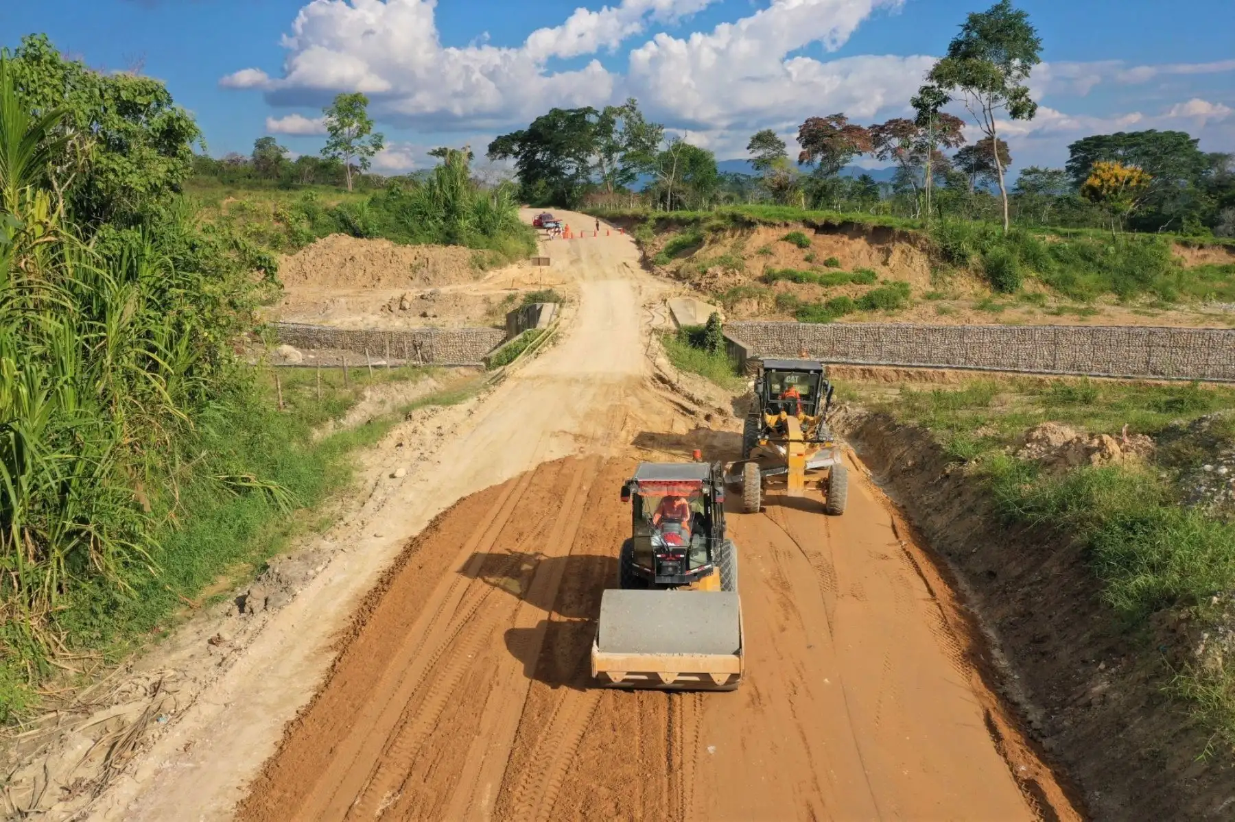 Construcción de carreteras en el interior del país. ANDINA/Difusión