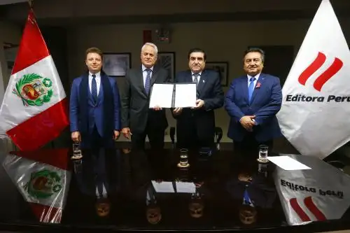 Editora Perú y la Agencia ANSA de Italia, firman convenio institucional. En la reunión virtual y presencial, participan: Stefano De Alessandri del CEO ANSA; Carlos Alonzo Vásquez, Gerente General de Editora Perú, jefe de Misión Adjunto de la Embajada de Perú en Italia, ministro Miguel Alemán; embajador de Italia en Perú Giancarlo Curcio; director del diario El Peruano, Félix Paz y cónsul Paolo Tonini, encargado de negocios de la Embajada de Italia en Perú. Foto: ANDINA/Eddy Ramos