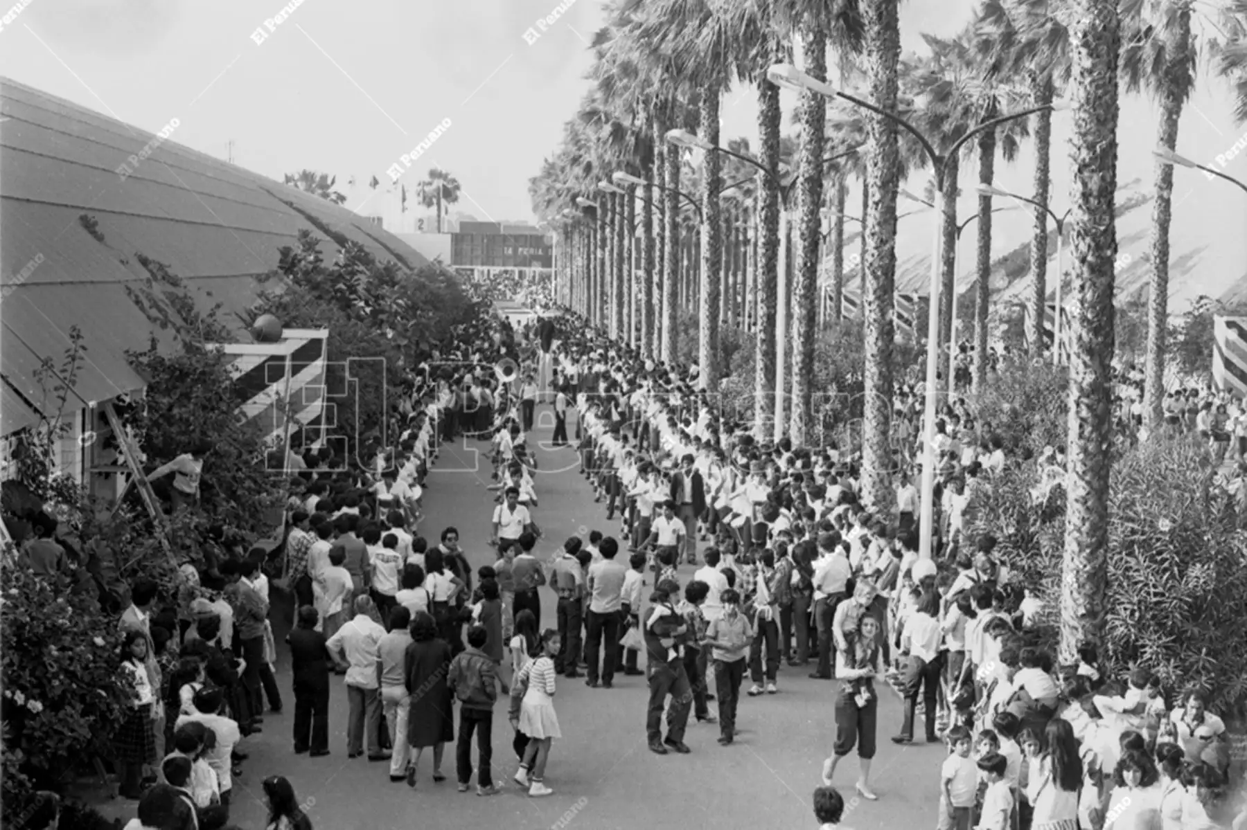 Lima - 6 agosto 1978 / La Feria del Hogar en su máximo apogeo. Miles de personas se dan cita para la diversión, los conciertos y las novedades para el hogar. Foto: Archivo Histórico de El Peruano / Pavel Marrul