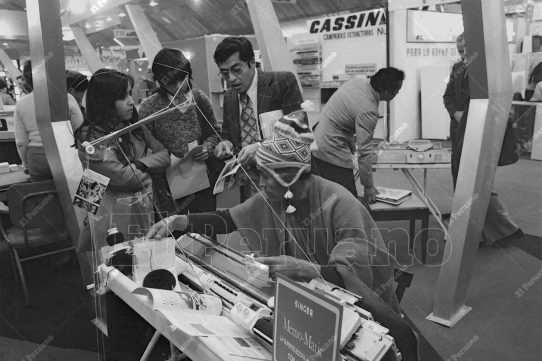 Lima - 17 julio 1975 / Las empresas exhiben novedades en máquinas y electrodomésticos en la  Feria del Hogar. Foto: Archivo Histórico de El Peruano / Raúl Sagástegui