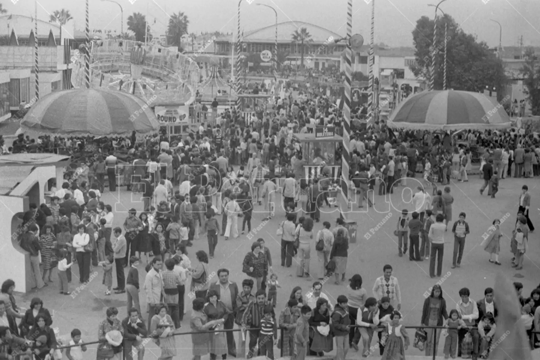 Lima  - 28 julio 1979 / Área de juegos mecánicos de la Feria del Hogar. La montaña rusa, el gusanito, entre otros son  atracción para miles de peruanos de todas las edades. Foto: Archivo Histórico de El Peruano / Leoncio Mariscal