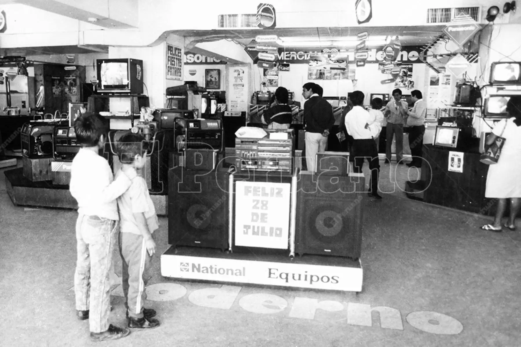 Lima - julio 1990  / Las empresas exhiben novedades en electrodomésticos en la  Feria del Hogar. Foto: Archivo Histórico de El Peruano
