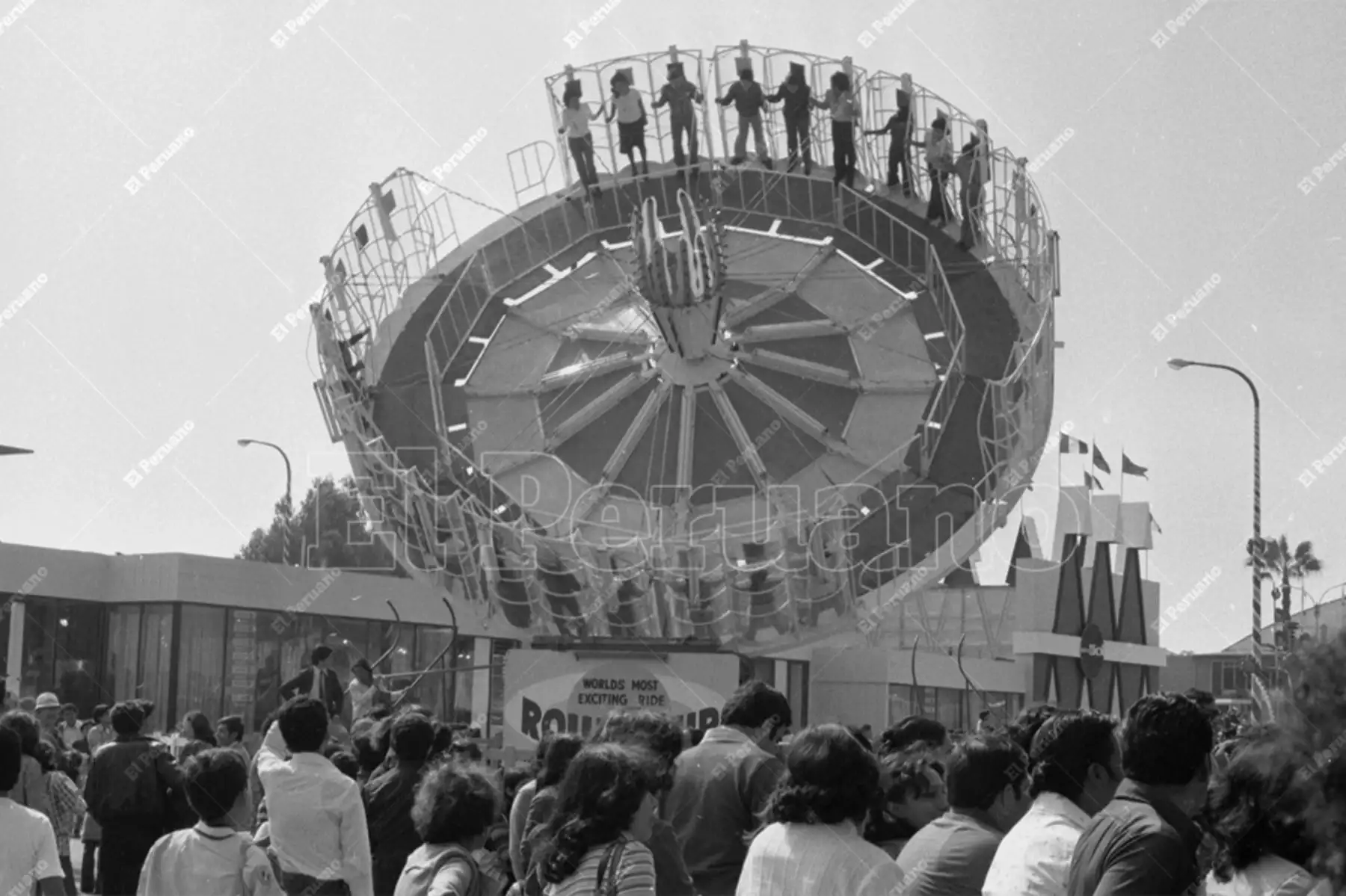 Lima - 22 julio 1979 / Para niños y jóvenes, los juegos mecánicos son el corazón de la Feria del Hogar. Foto: Archivo histórico de El Peruano / Norman Córdova