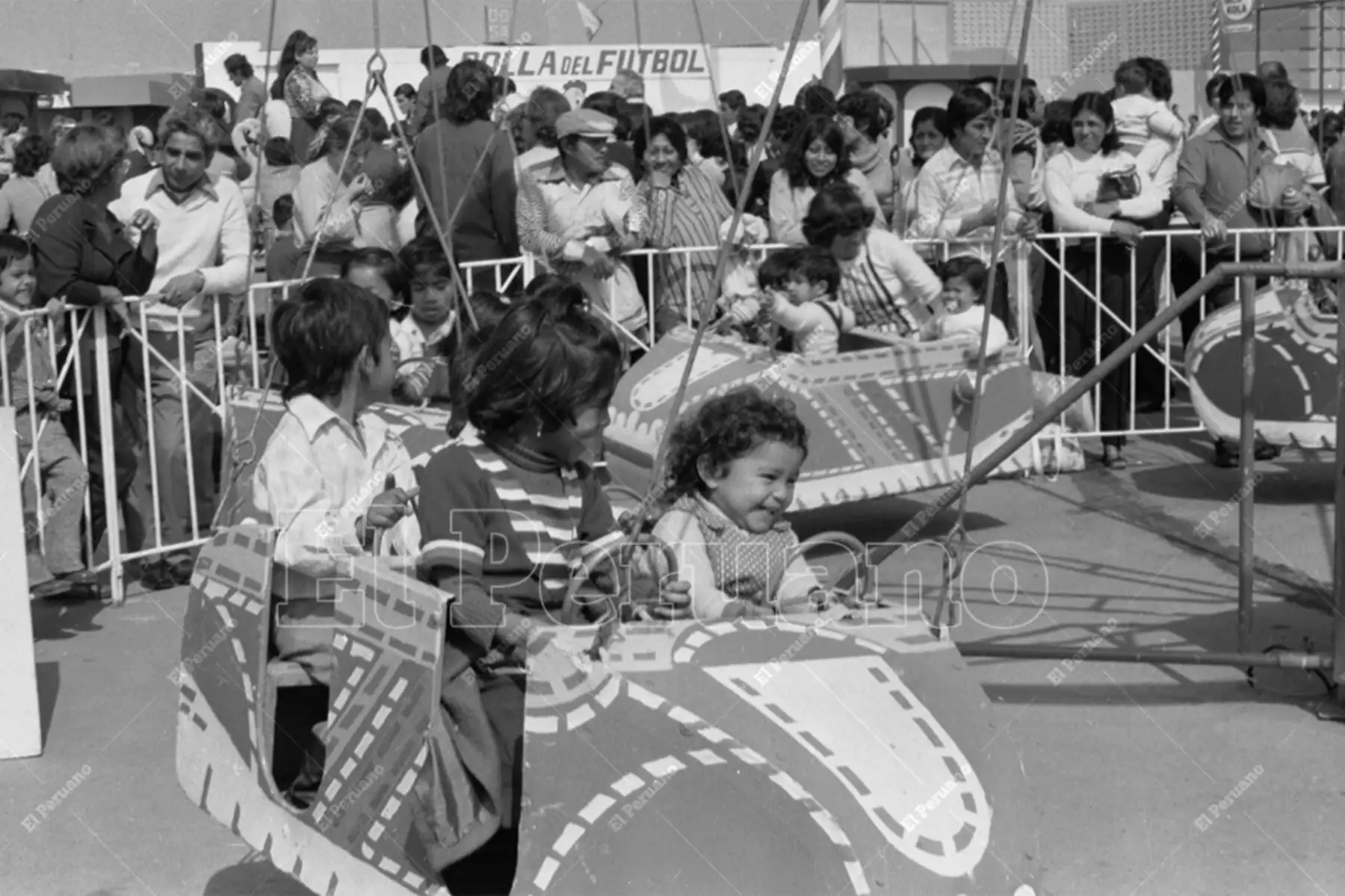Lima - 22 julio 1979 / Diversión al Máximo. Para los niños  los juegos mecánicos son el corazón de la Feria del Hogar. Foto: Archivo histórico de El Peruano / Norman Córdova