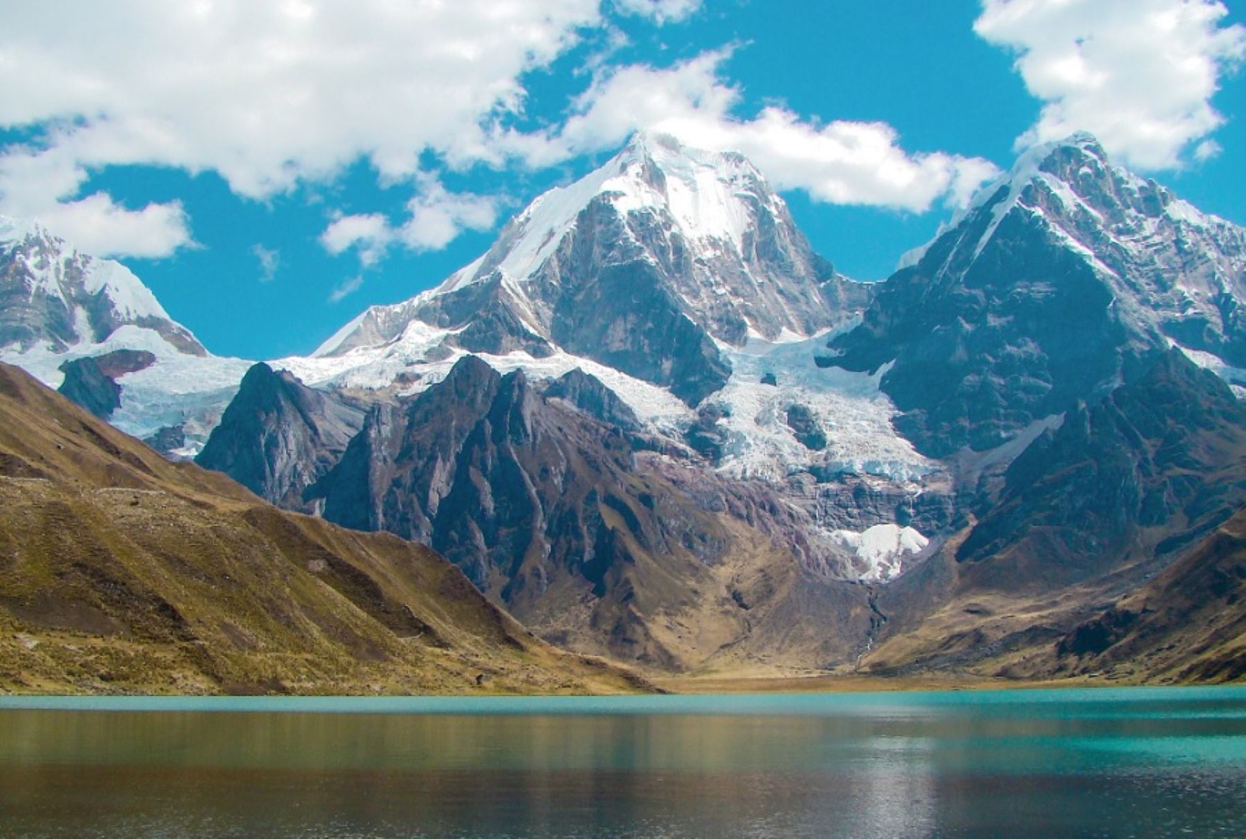 La Cordillera Huayhuash se encuentra ubicada en el límite de las regiones de Huánuco y Áncash, estando conformado por distintos nevados de tipo alpino o himalayo. Las cimas más importantes y difíciles son Siula (6,536 m.s.n.m.), Sarapo (6,143 m.s.n.m.) y Randoy (5,883 m.s.n.m.).