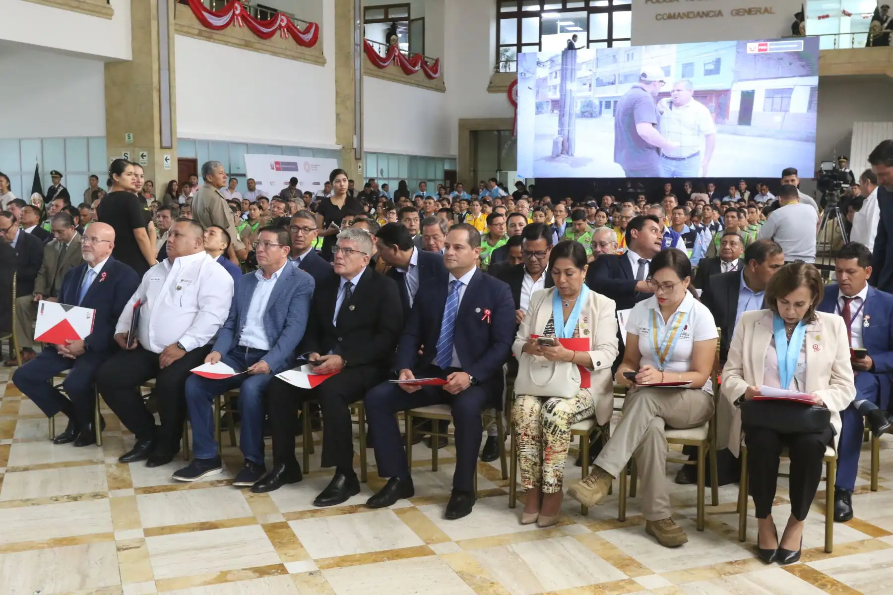 El ministro del Interior, Vicente Romero, junto a alcaldes de Lima Metropolitana, Callao y Lima Provincias, participÓ en la ceremonia de suscripción de los compromisos "Juntos por la seguridad ciudadana".

Foto:ANDINA/Héctor Vinces