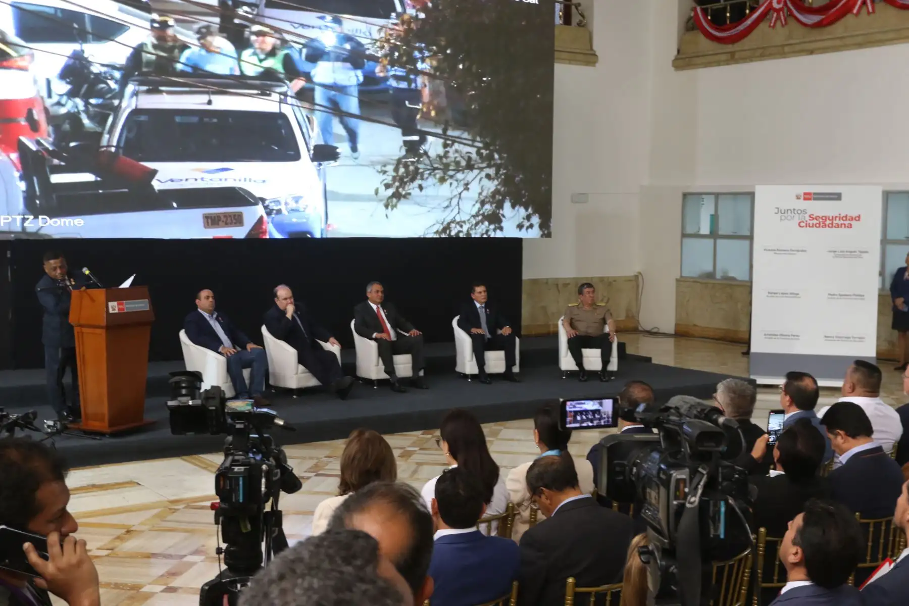 El ministro del Interior, Vicente Romero, junto a alcaldes de Lima Metropolitana, Callao y Lima Provincias, participÓ en la ceremonia de suscripción de los compromisos "Juntos por la seguridad ciudadana".

Foto:ANDINA/Héctor Vinces