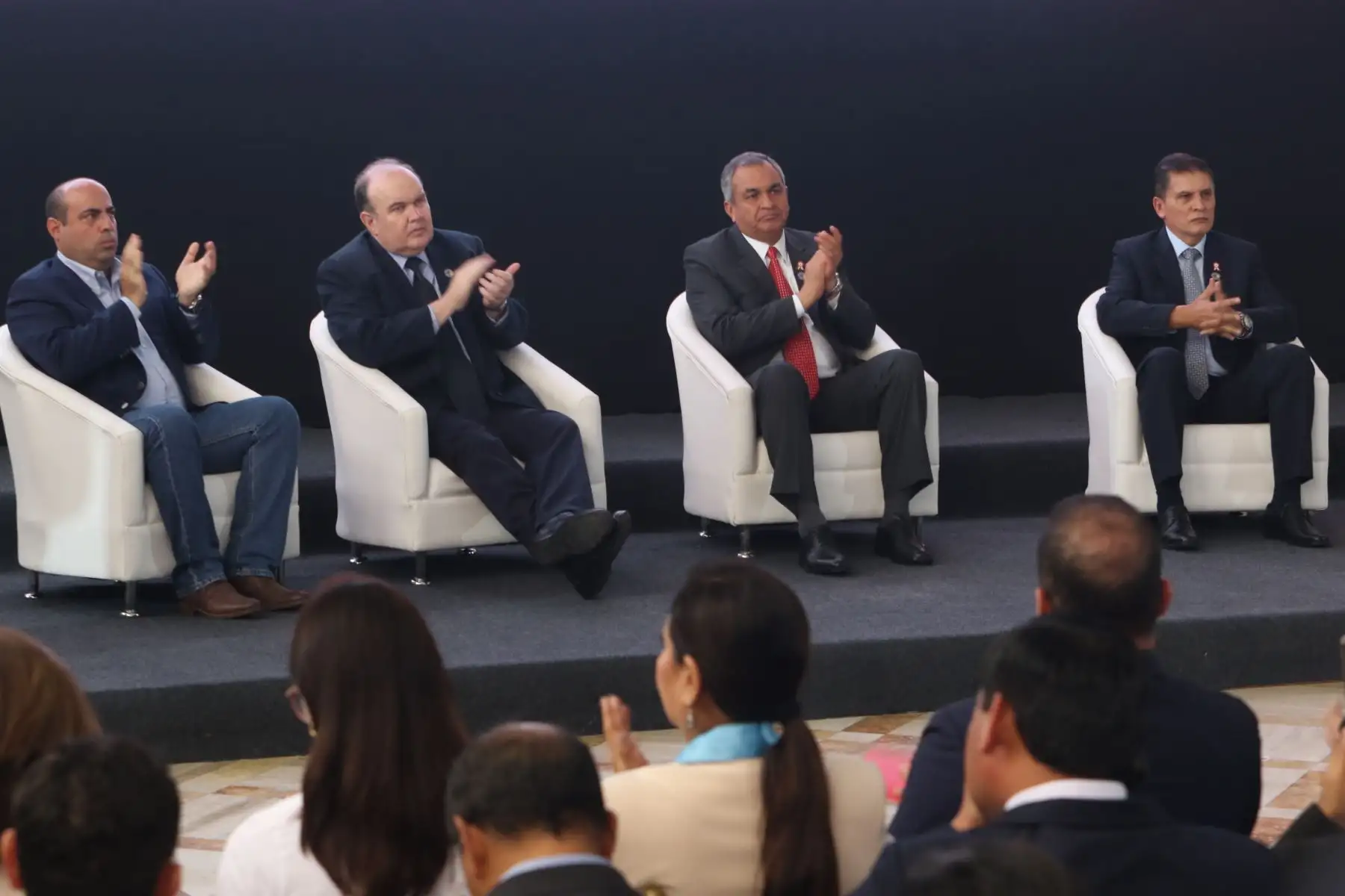 El ministro del Interior, Vicente Romero, junto a alcaldes de Lima Metropolitana, Callao y Lima Provincias, participÓ en la ceremonia de suscripción de los compromisos "Juntos por la seguridad ciudadana".

Foto:ANDINA/Héctor Vinces