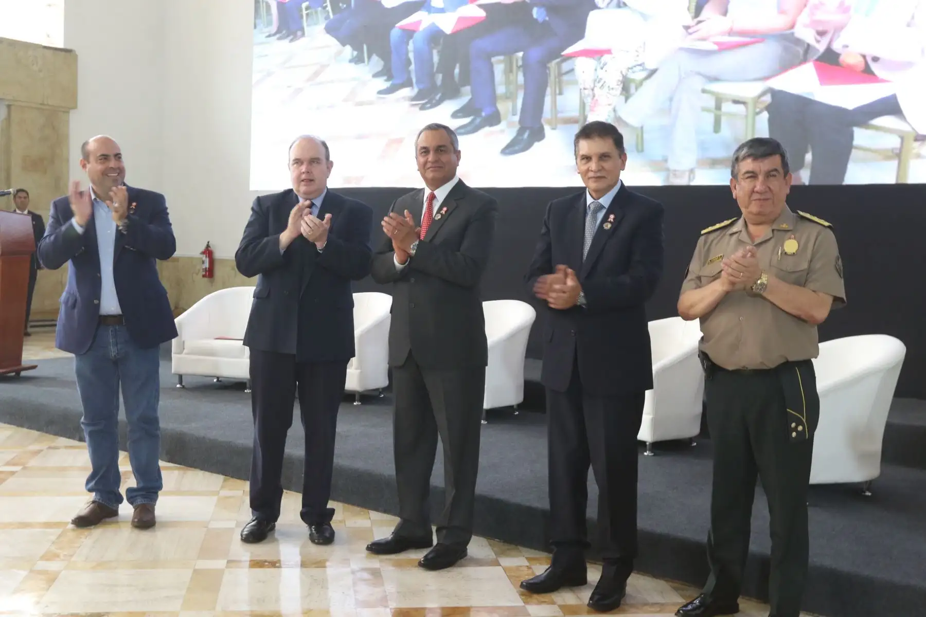 El ministro del Interior, Vicente Romero, junto a alcaldes de Lima Metropolitana, Callao y Lima Provincias, participÓ en la ceremonia de suscripción de los compromisos "Juntos por la seguridad ciudadana".

Foto:ANDINA/Héctor Vinces