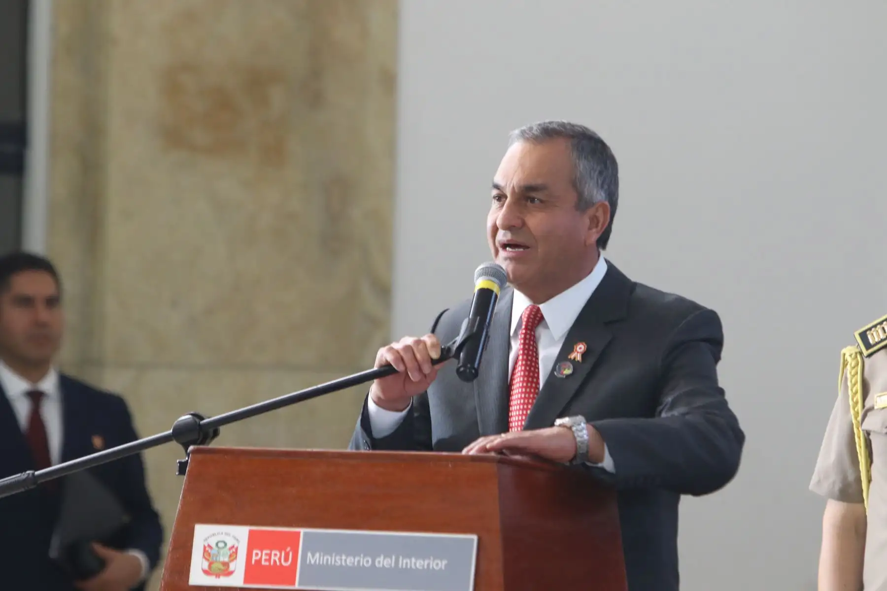 El ministro del Interior, Vicente Romero, junto a alcaldes de Lima Metropolitana, Callao y Lima Provincias, participÓ en la ceremonia de suscripción de los compromisos "Juntos por la seguridad ciudadana".

Foto:ANDINA/Héctor Vinces