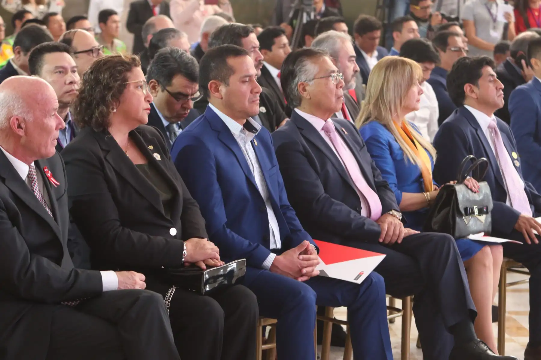 El ministro del Interior, Vicente Romero, junto a alcaldes de Lima Metropolitana, Callao y Lima Provincias, participÓ en la ceremonia de suscripción de los compromisos "Juntos por la seguridad ciudadana".

Foto:ANDINA/Héctor Vinces