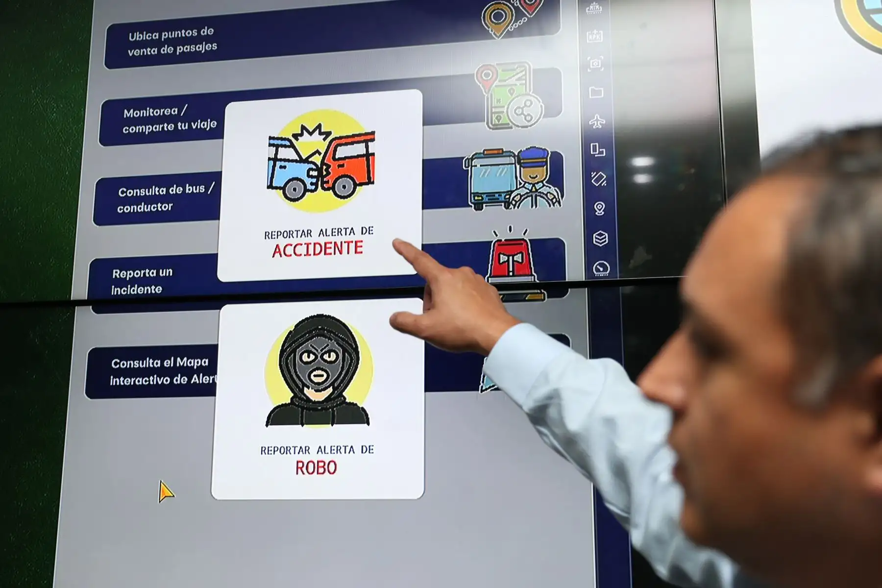 A fin de brindar las mayores garantías a las personas que van a viajar con motivo de las Fiestas Patrias, Sutran presentó el aplicativo "Viaje Seguro", con su más reciente actualización mediante la cual, todos los conductores y pasajeros de transporte interprovincial podrán acceder de forma directa y gratuita el Mapa Interactivo de Alertas y conocer en tiempo real y antes de su viaje el estado del tránsito en las vías nacionales del país. 

Foto: ANDINA/Daniel Bracamonte
