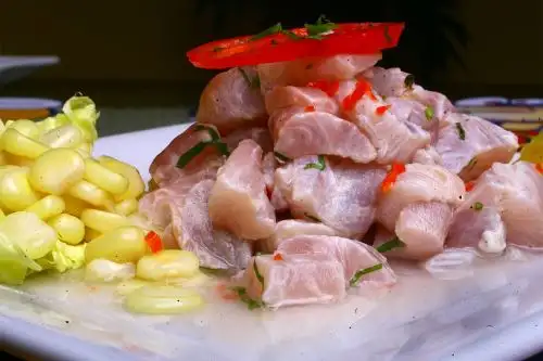 El cebiche, el chupe de camarones y la huatia ya estaban presentes en las mesas peruanas en 1821, se consumían desde muchos antes, desde épocas prehispánicas a los que incorporaron insumos que fueron enriqueciendo su presentación y sabores. ANDINA/ El Peruano.