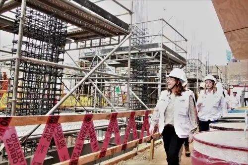 La revisión hecha hasta el momento le ha permitido al ministerio detectar 165 falsos profesores, informó ministra Márquez al supervisar en el Cercado de Lima la construcción de uno de los 75 colegios bicentenarios. Foto: Minedu