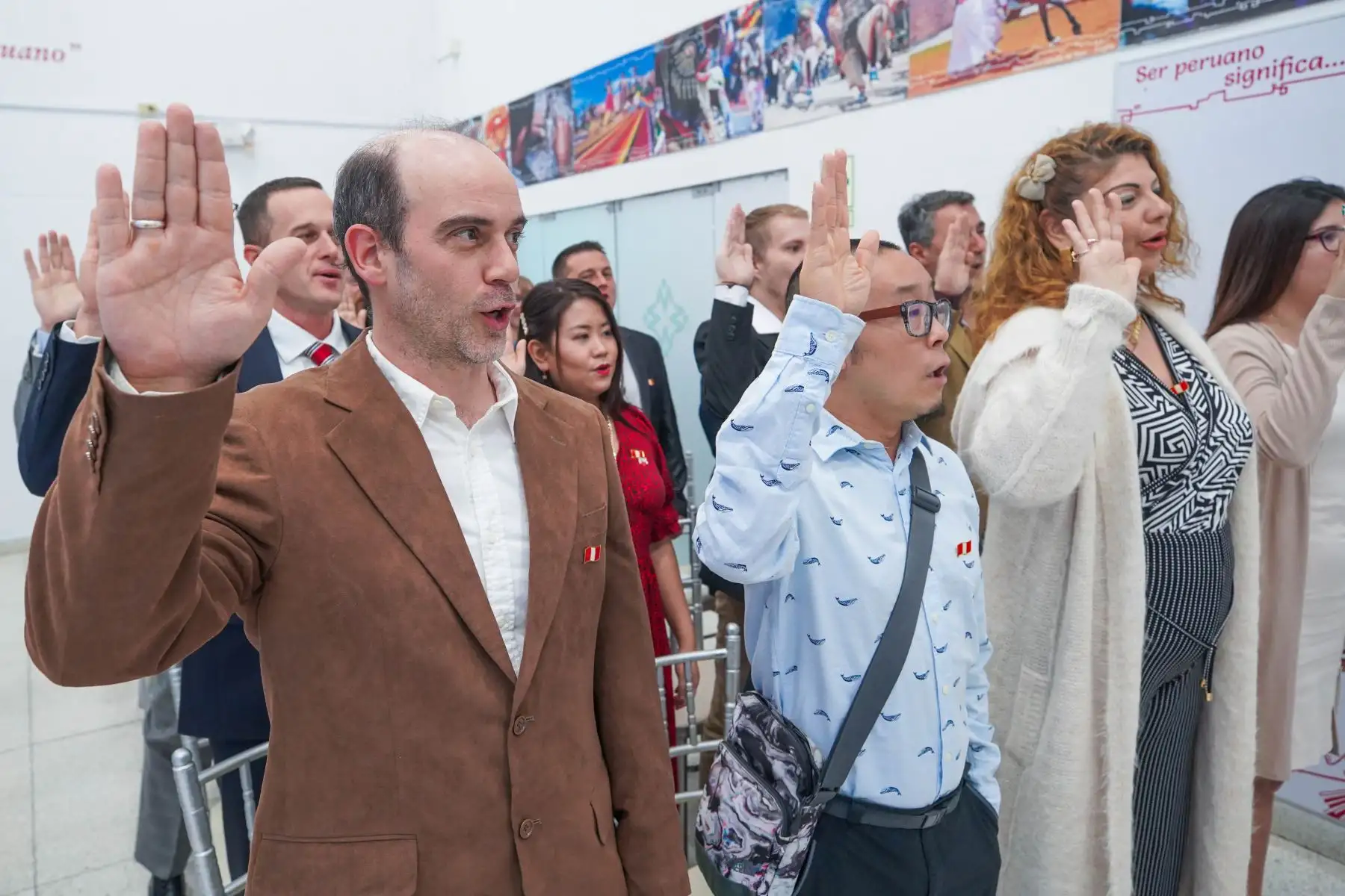 En vísperas de celebrar nuestras Fiestas Patrias, 15 ciudadanos de origen extranjero recibieron el título que les otorga la Nacionalidad Peruana, en una emotiva ceremonia realizada en Migraciones.
Foto: ANDINA/Migraciones