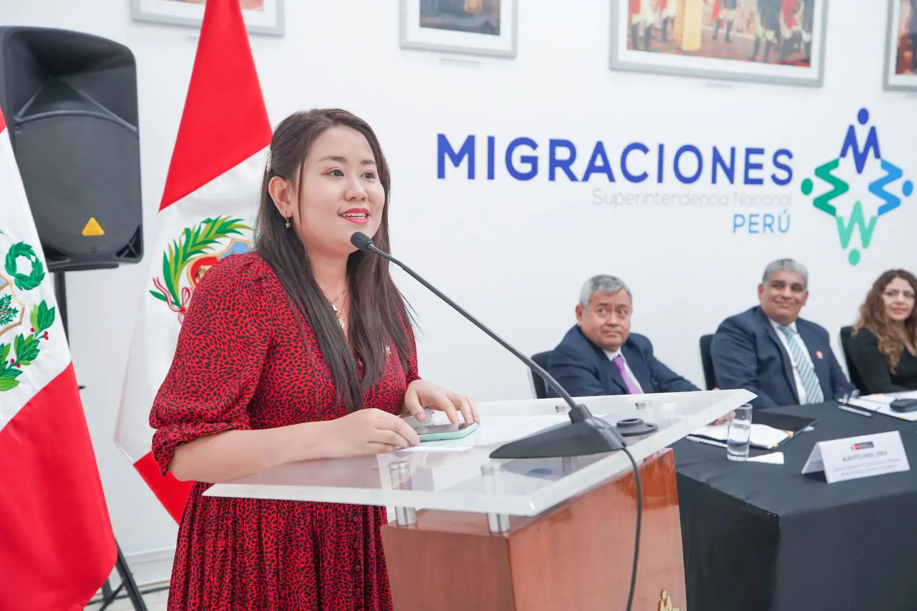 El superintendente de Migraciones, Armando García, tomó juramento a los nuevos ciudadanos peruanos, quienes con orgullo entonaron el Himno Nacional del Perú.
Foto: ANDINA/Migraciones