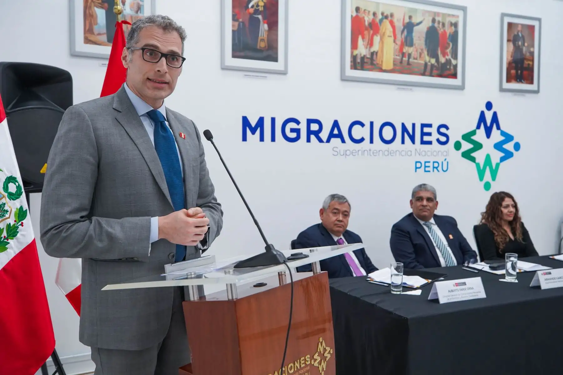 El superintendente de Migraciones, Armando García, tomó juramento a los nuevos ciudadanos peruanos, quienes con orgullo entonaron el Himno Nacional del Perú.
Foto: ANDINA/Migraciones