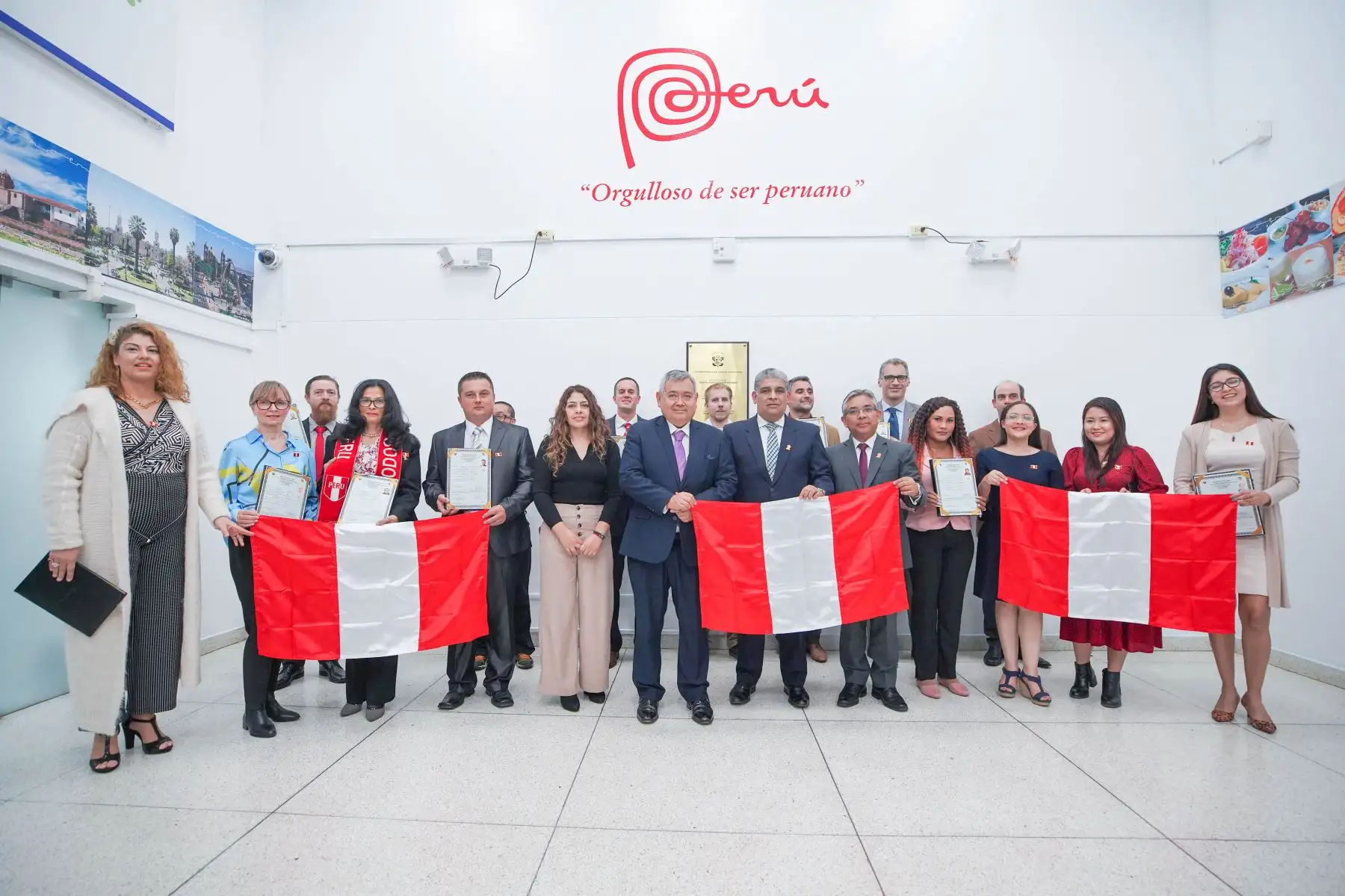 En vísperas de celebrar nuestras Fiestas Patrias, 15 ciudadanos de origen extranjero recibieron el título que les otorga la Nacionalidad Peruana, en una emotiva ceremonia realizada en Migraciones.
Foto: ANDINA/Migraciones