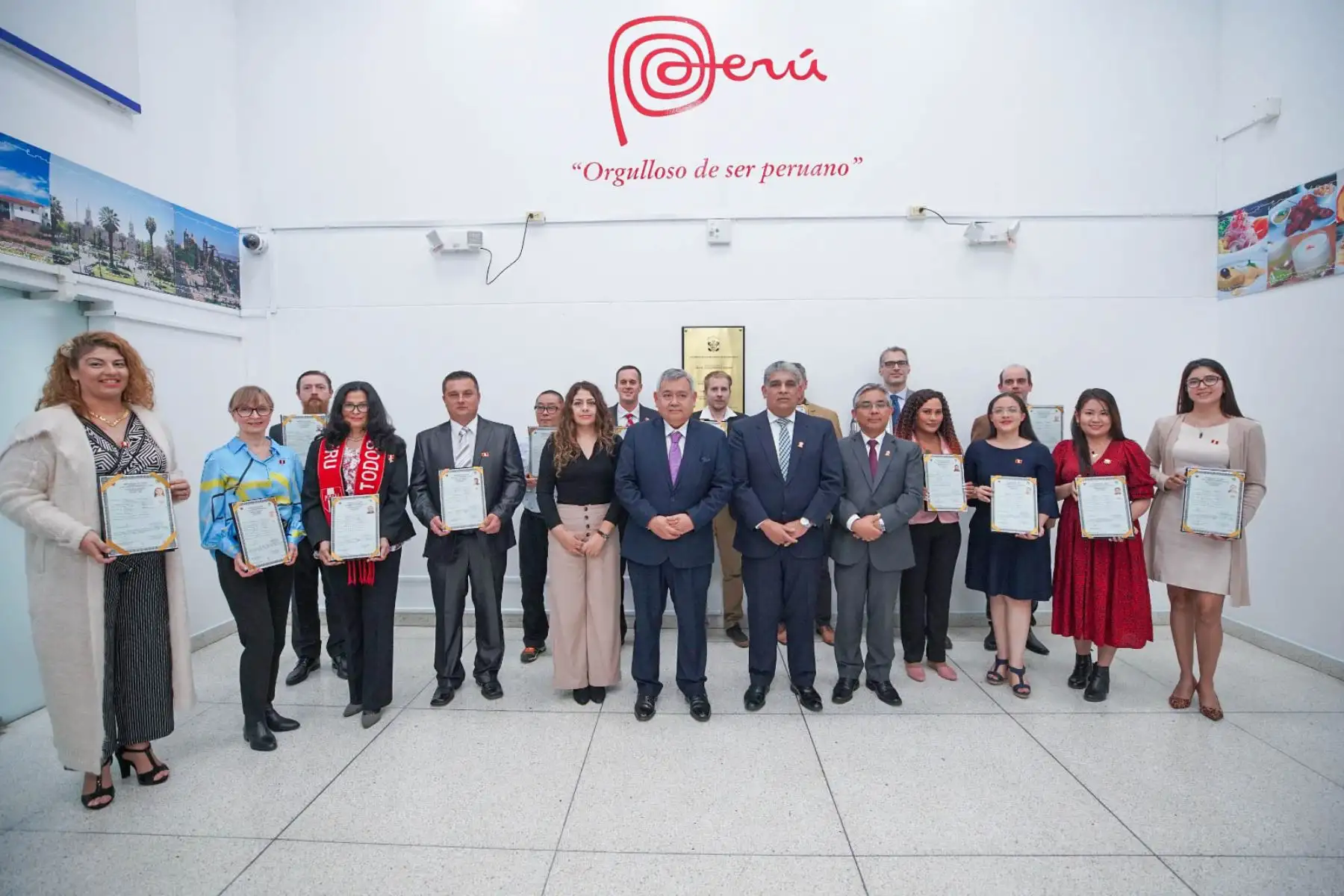 En vísperas de celebrar nuestras Fiestas Patrias, 15 ciudadanos de origen extranjero recibieron el título que les otorga la Nacionalidad Peruana, en una emotiva ceremonia realizada en Migraciones.
Foto: ANDINA/Migraciones
