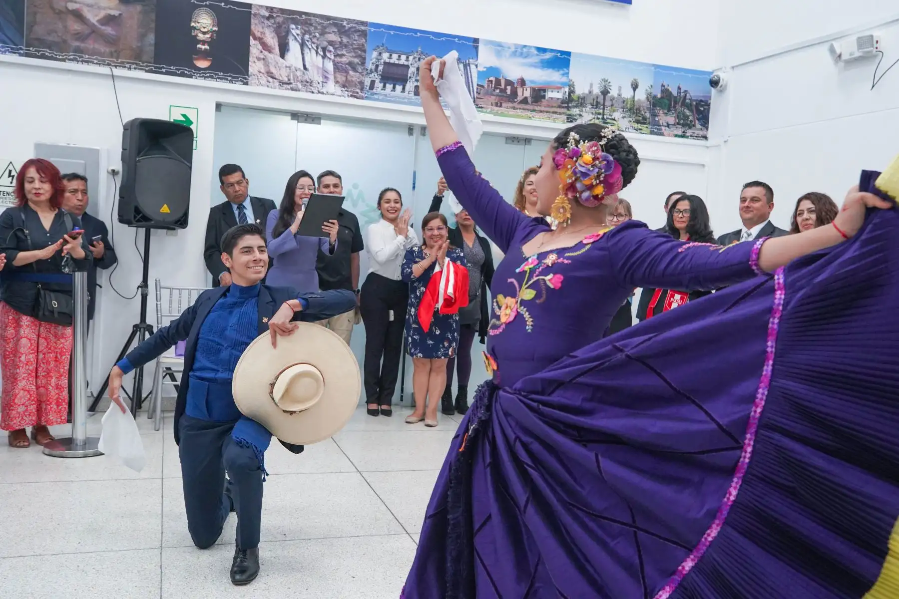 En vísperas de celebrar nuestras Fiestas Patrias, 15 ciudadanos de origen extranjero recibieron el título que les otorga la Nacionalidad Peruana, en una emotiva ceremonia realizada en Migraciones.
Foto: ANDINA/Migraciones