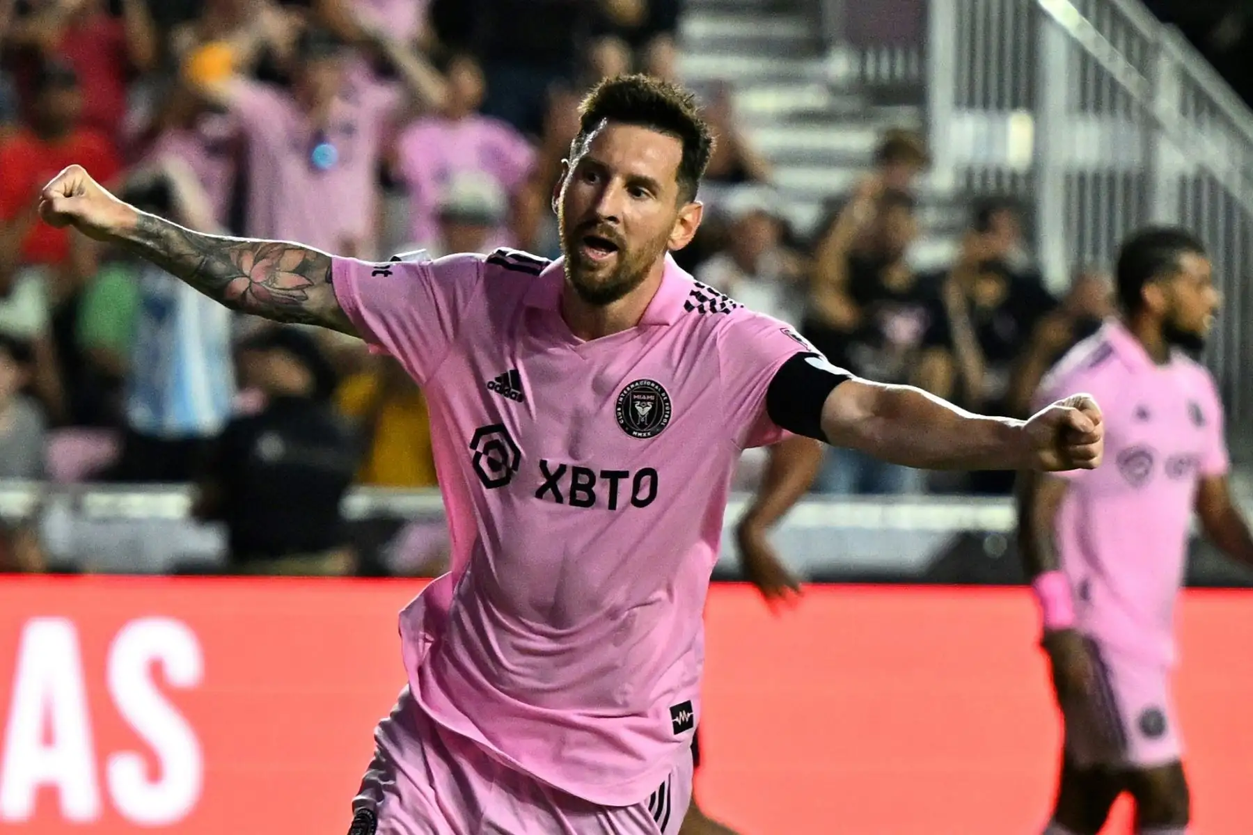 El delantero argentino de Inter Miami, Lionel Messi, celebra durante el partido de fútbol de la Copa de la Liga entre Inter Miami CF y Atlanta United FC en el estadio DRV PNK en Fort Lauderdale, Florida, el 25 de julio de 2023
Foto: AFP